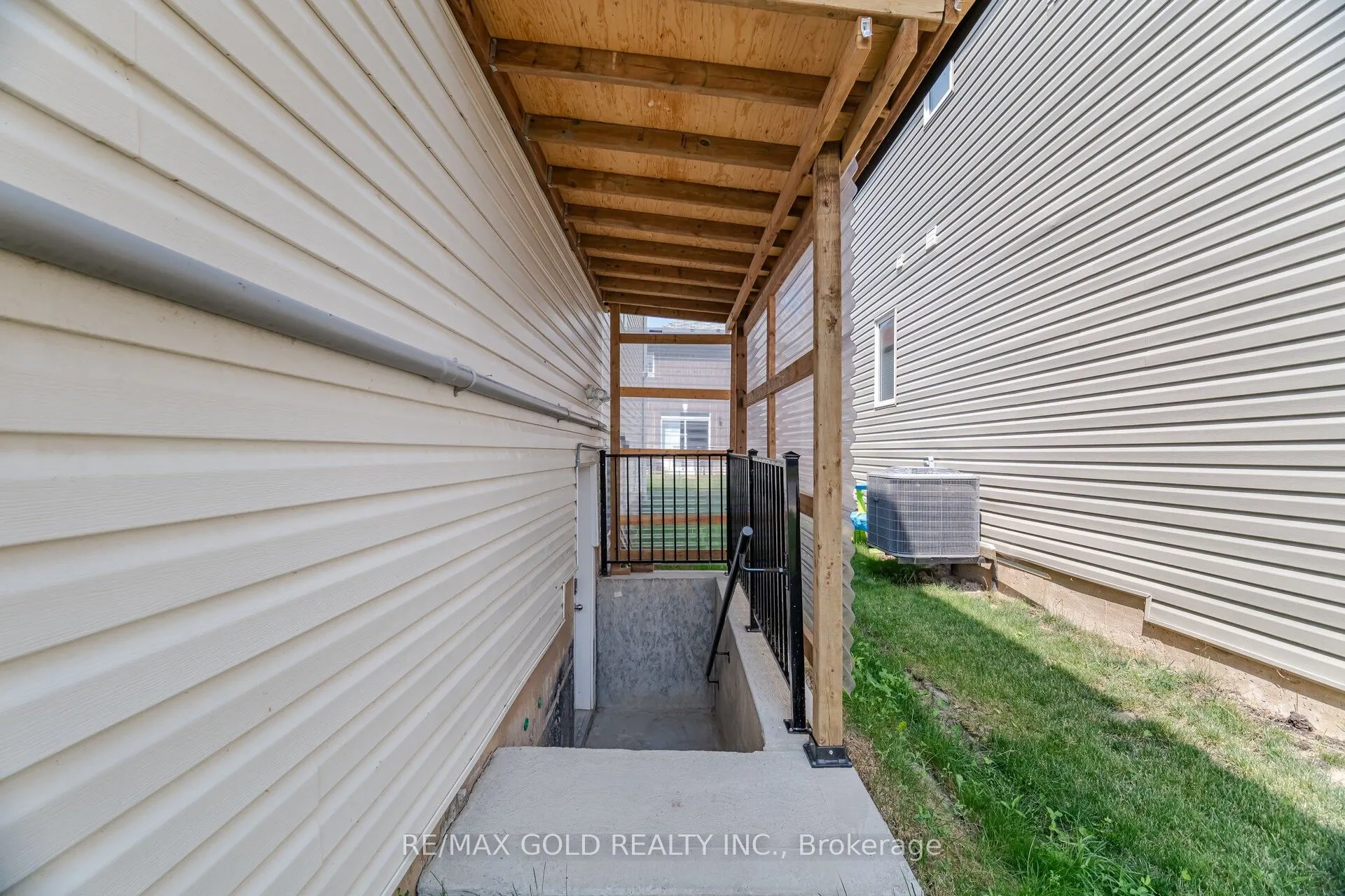 3 Sara Drive