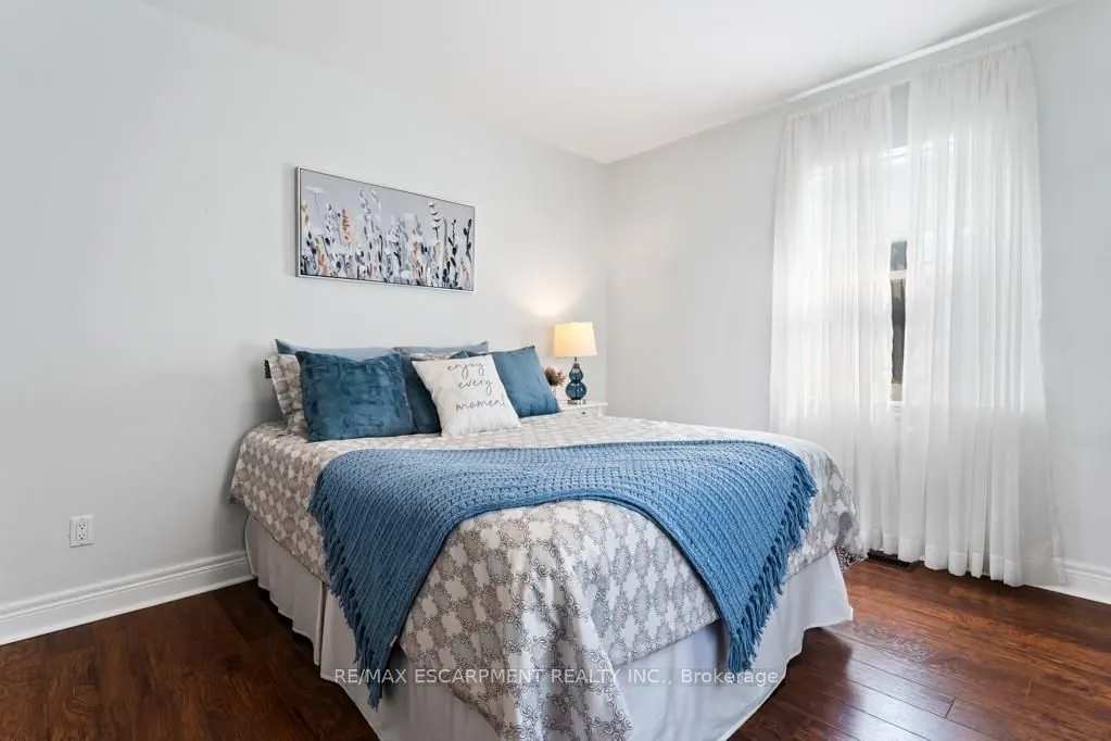 196 Dundas Street E