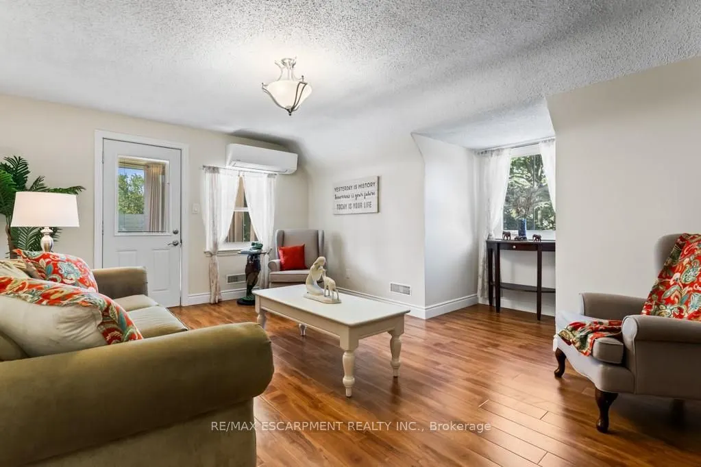 196 Dundas Street E