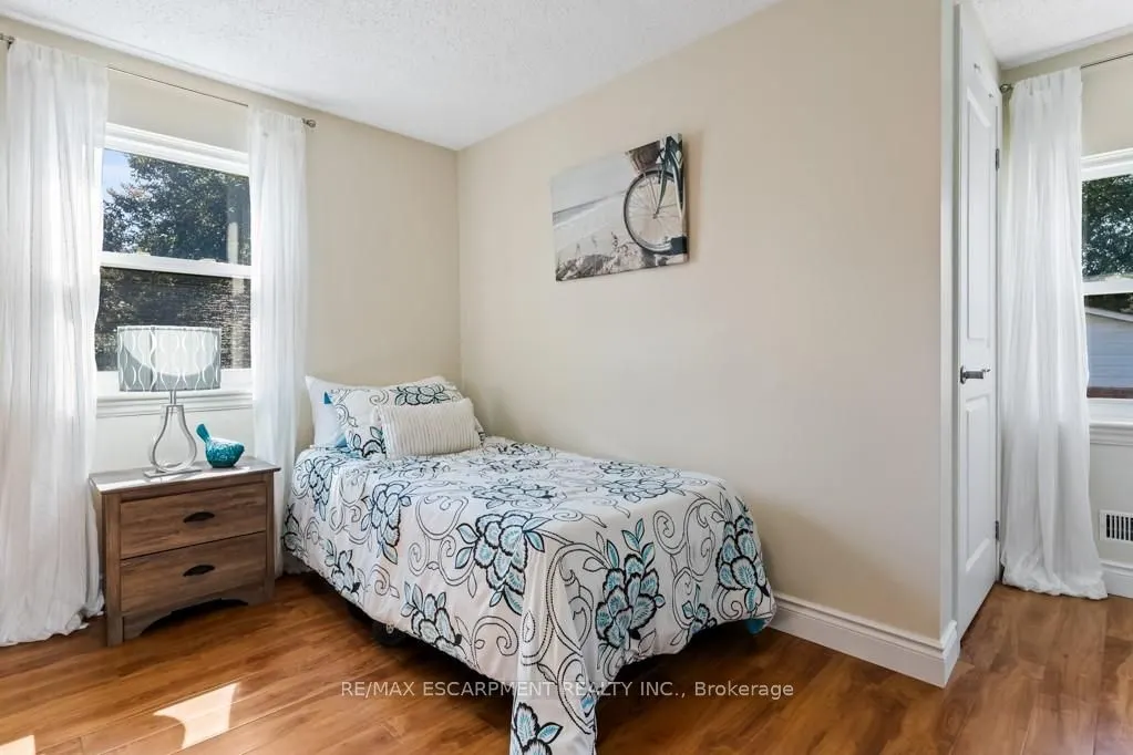 196 Dundas Street E