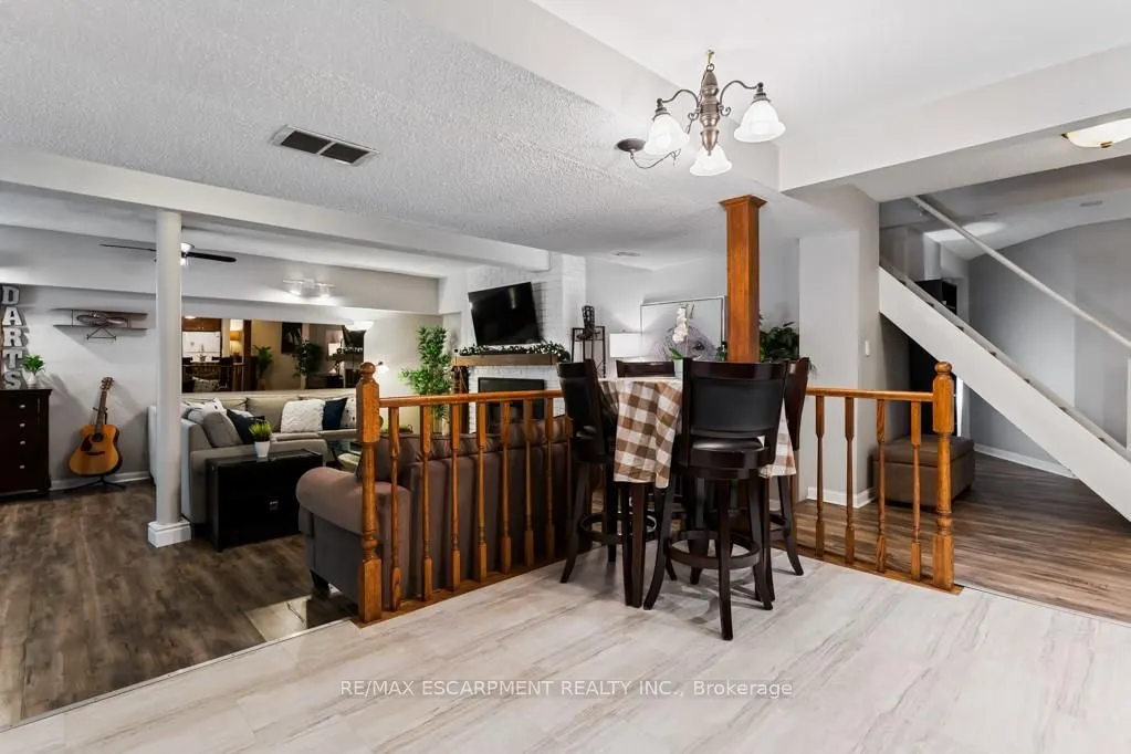 196 Dundas Street E
