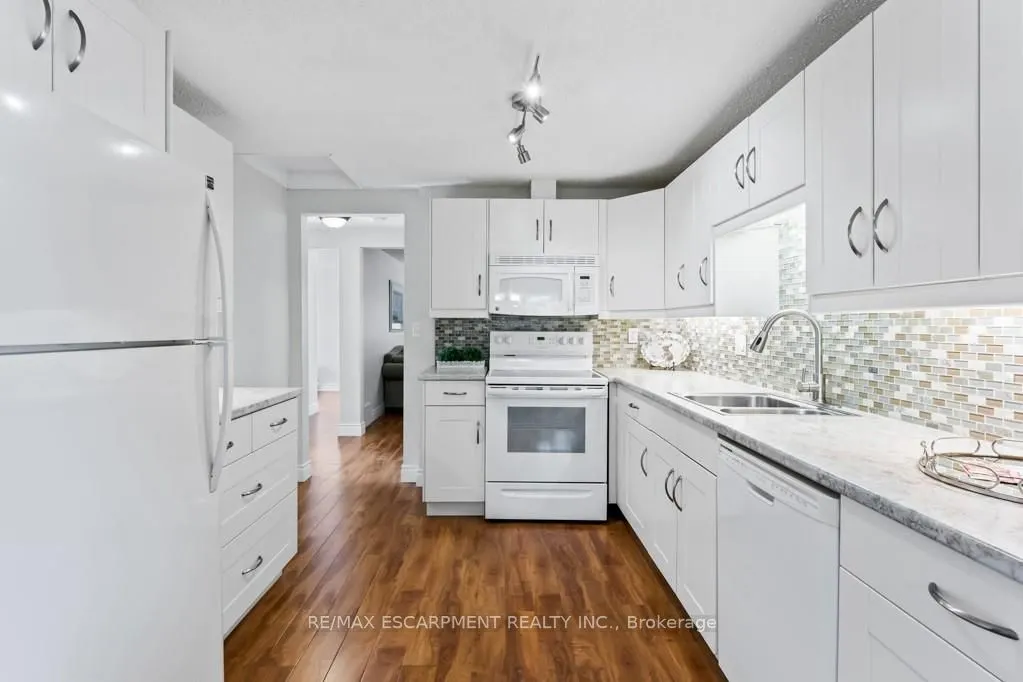 196 Dundas Street E