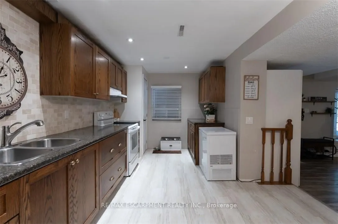 196 Dundas Street E