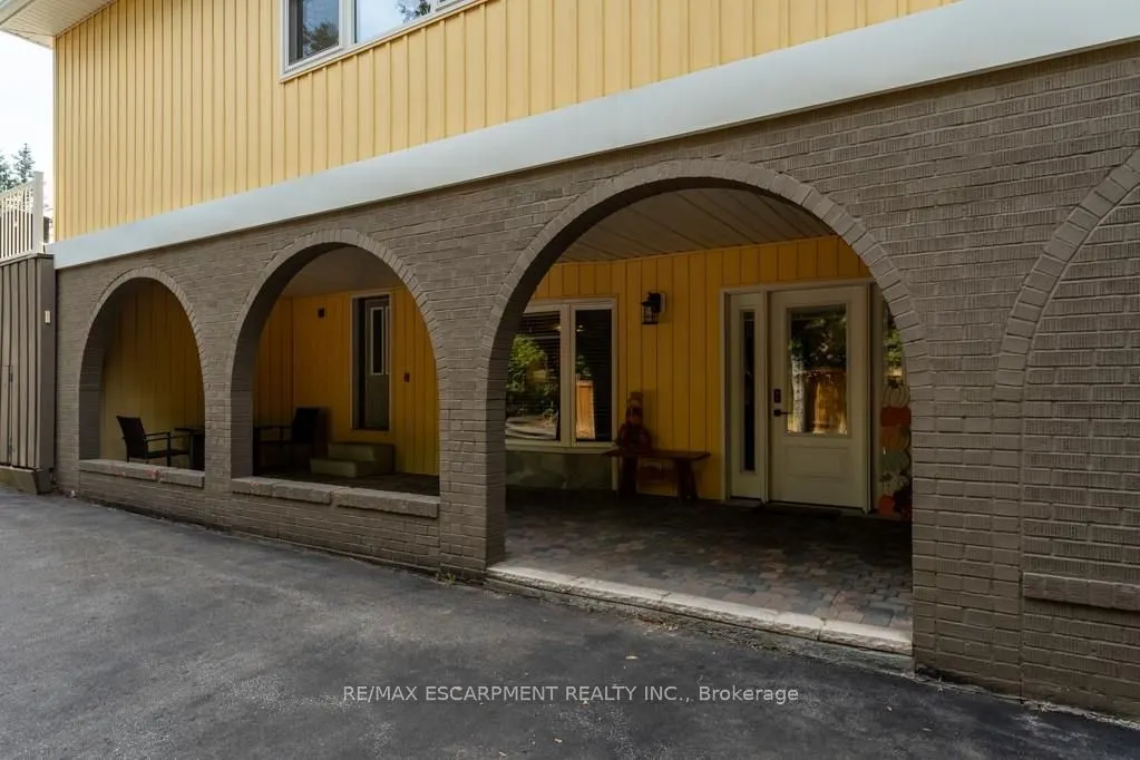 196 Dundas Street E