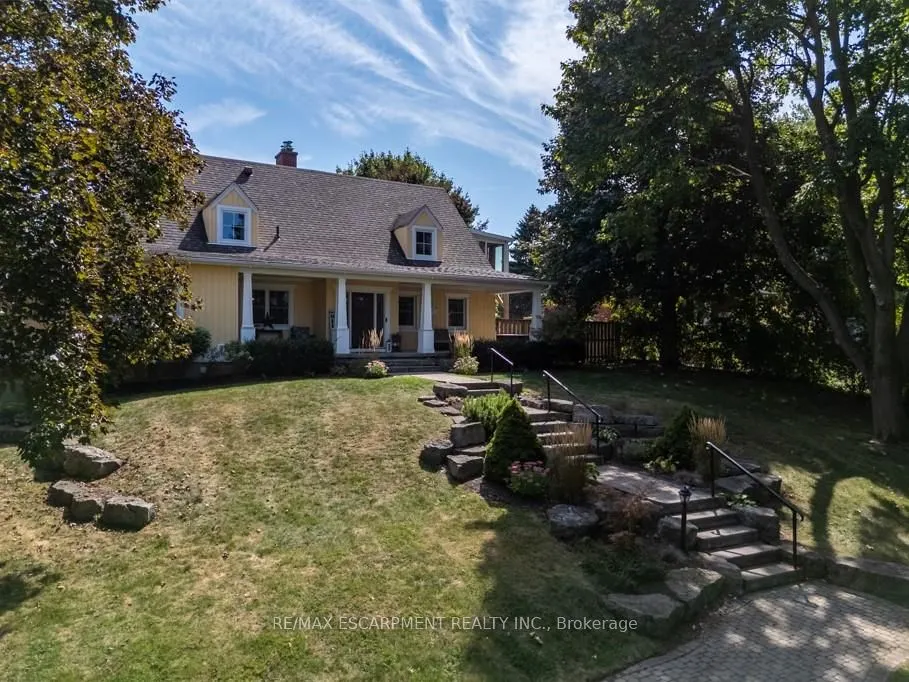 196 Dundas Street E