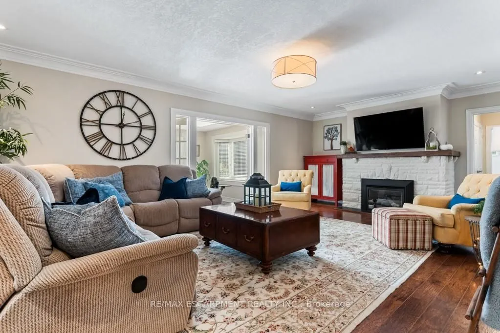 196 Dundas Street E