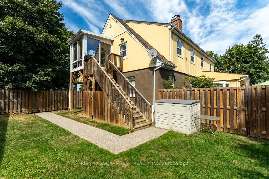 196 Dundas Street E