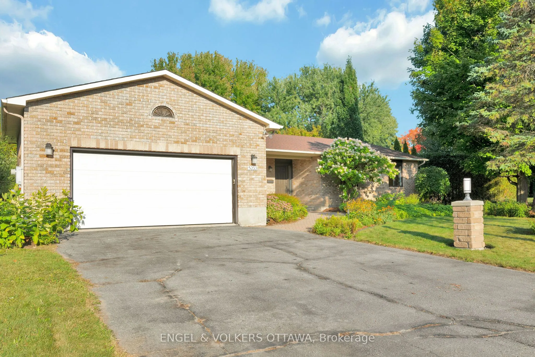 5233 Mclean Crescent