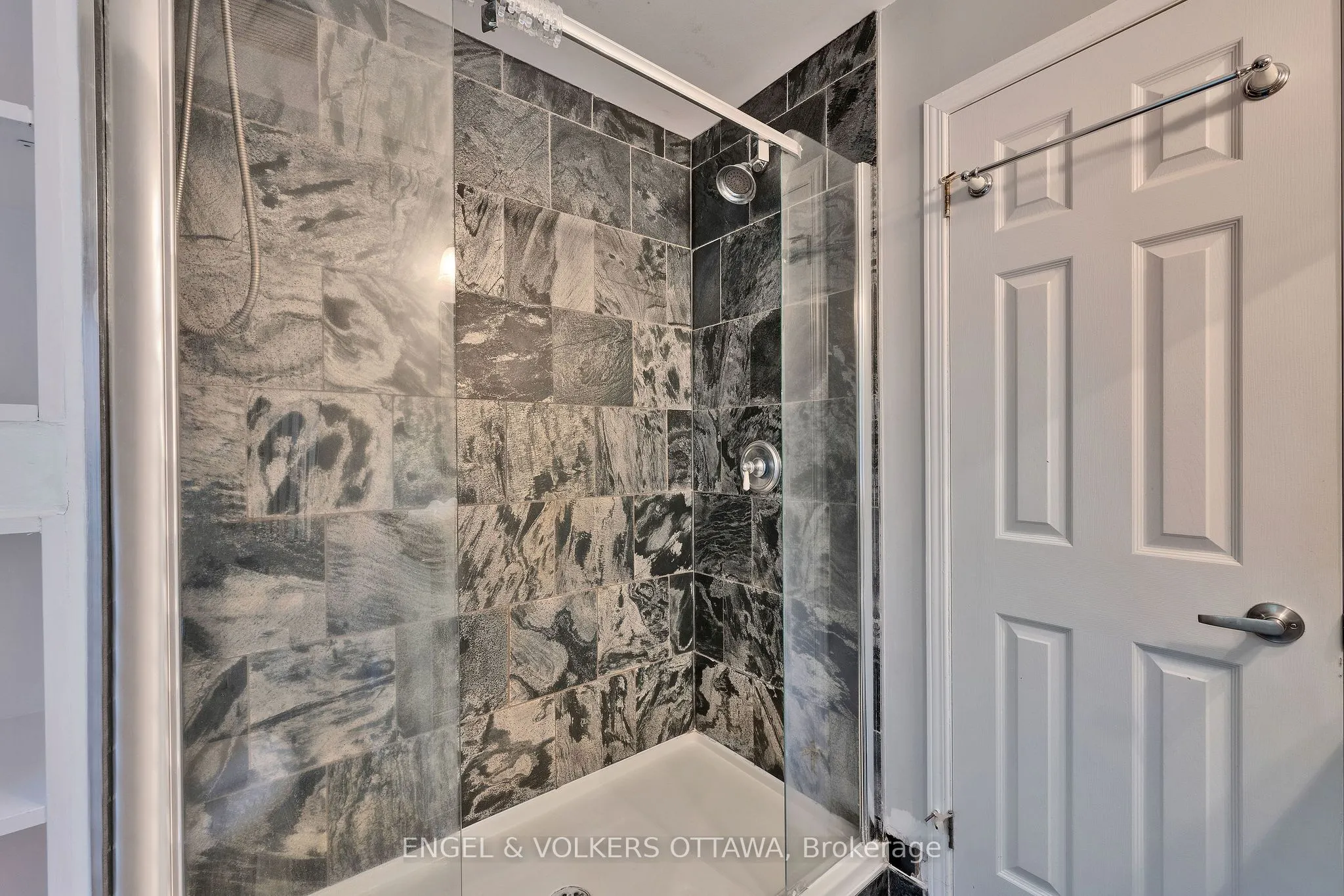 5233 Mclean Crescent
