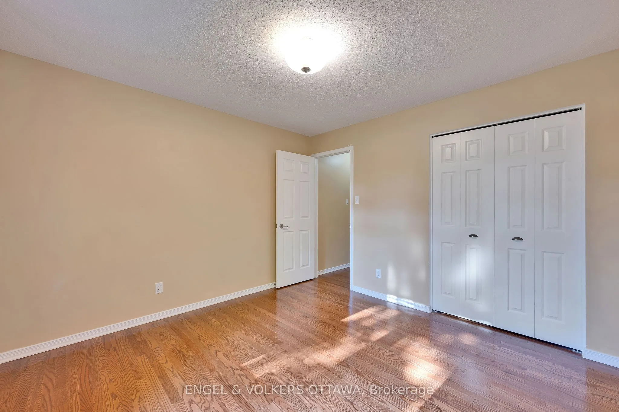 5233 Mclean Crescent