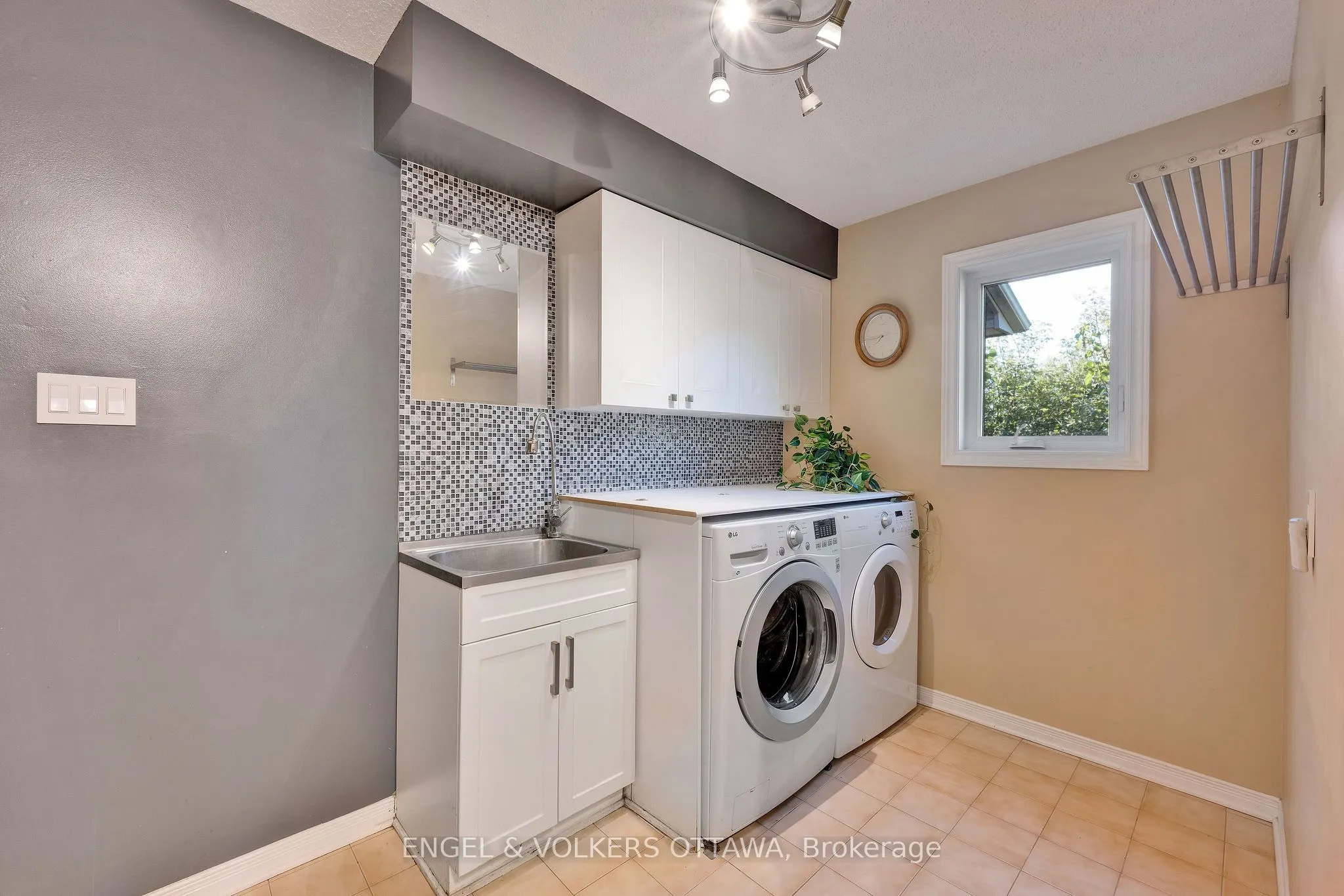 5233 Mclean Crescent