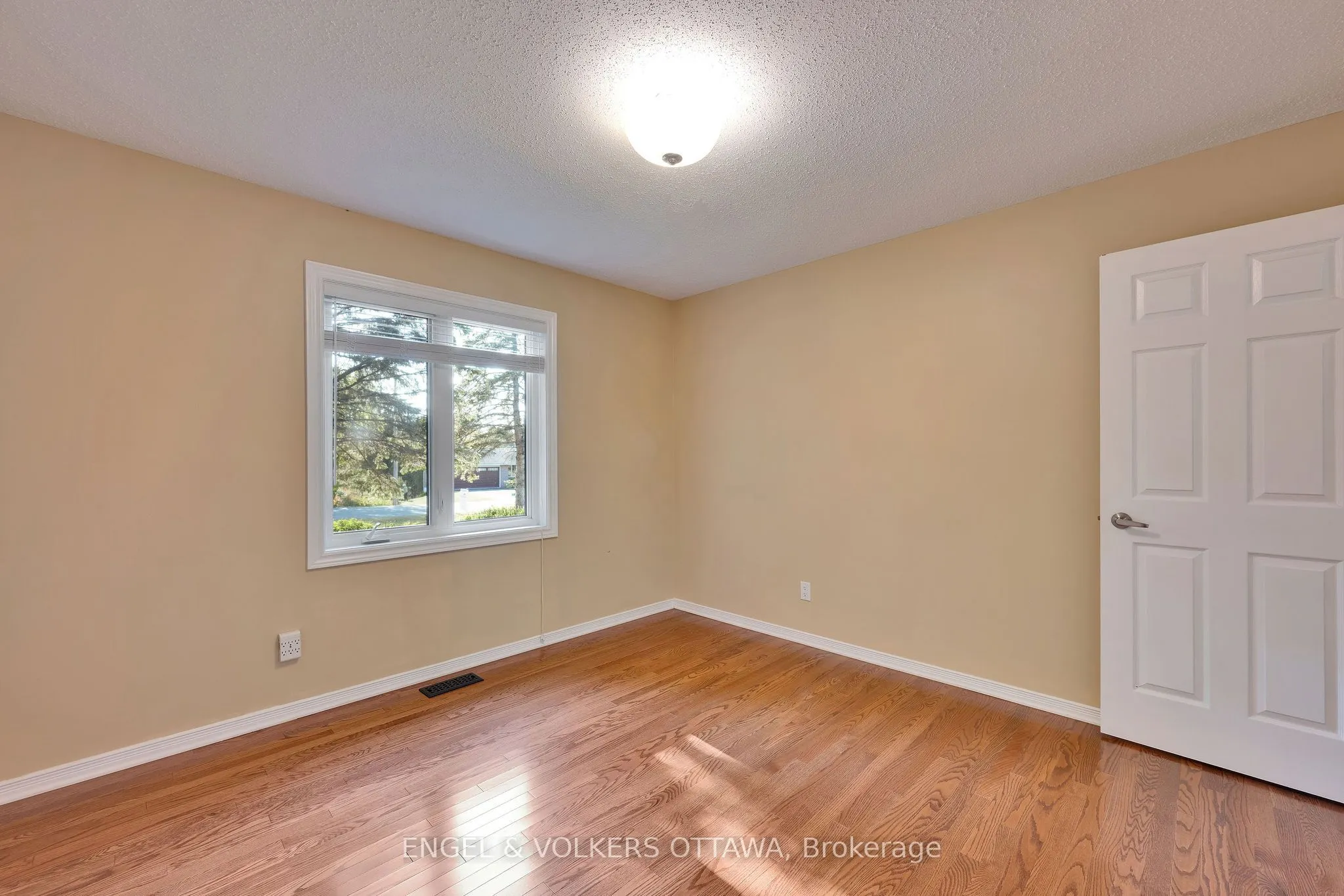 5233 Mclean Crescent