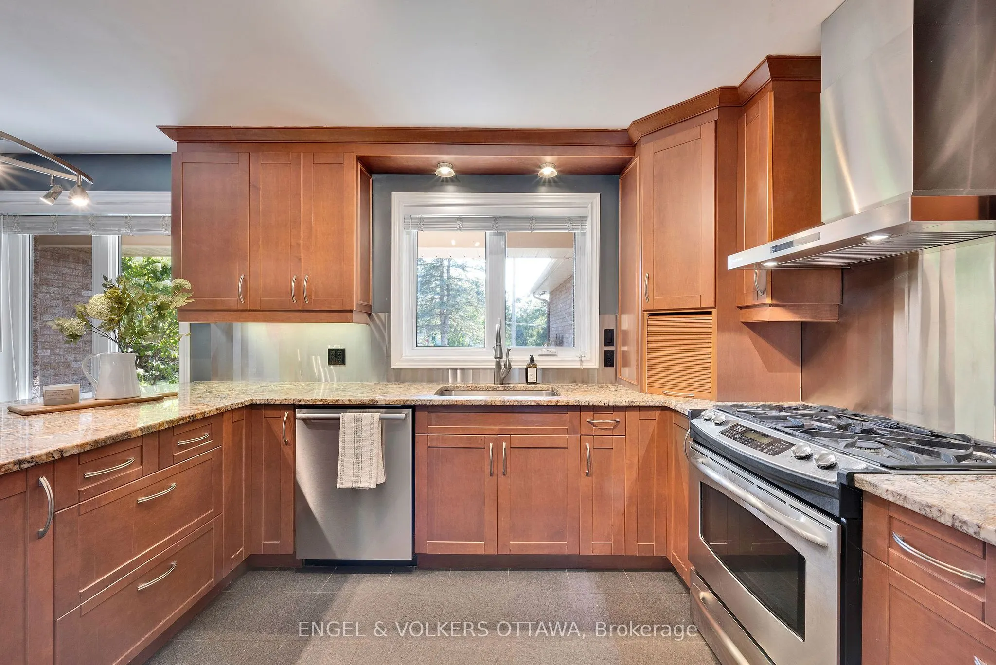 5233 Mclean Crescent