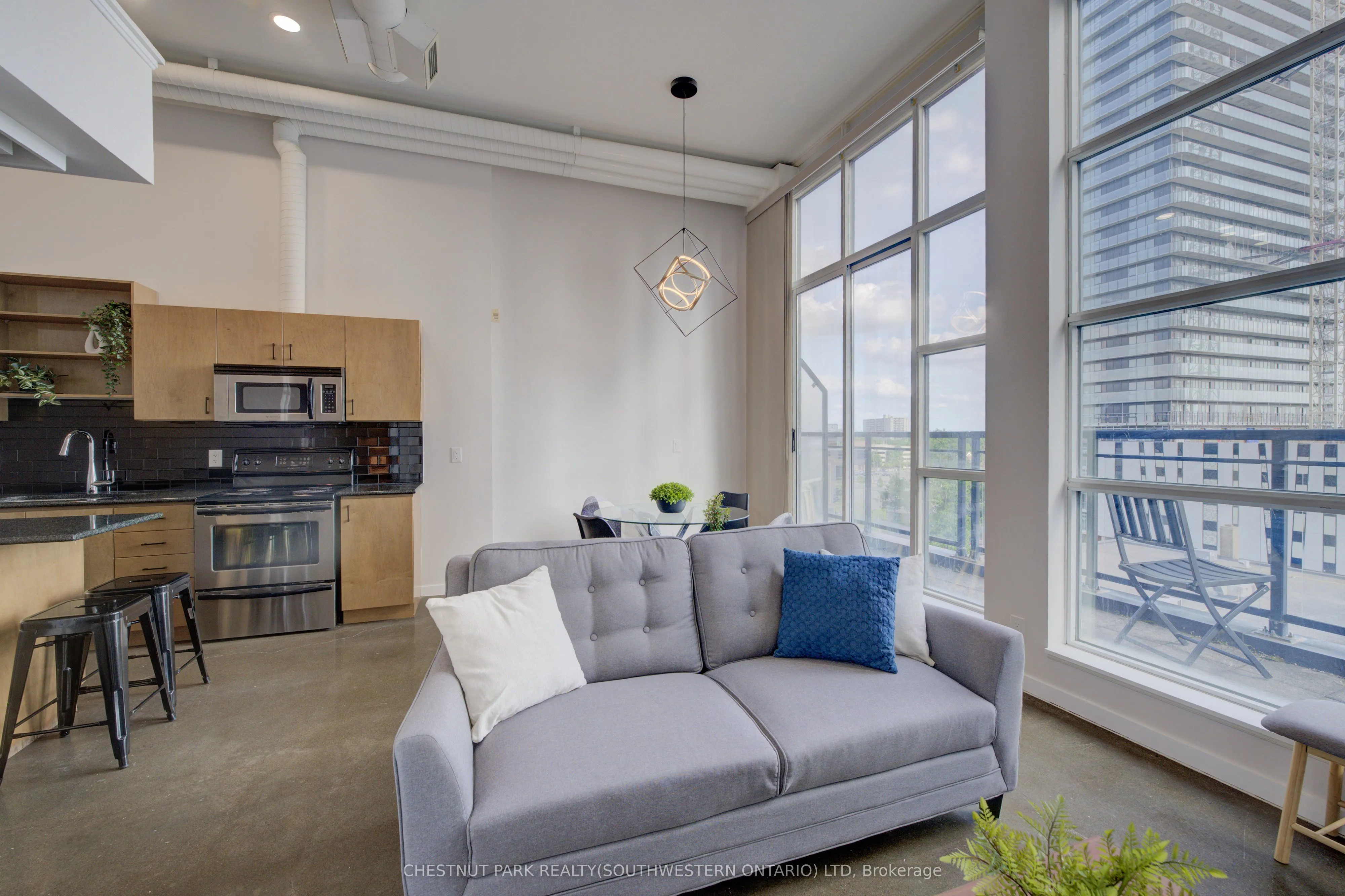 404 King Street W