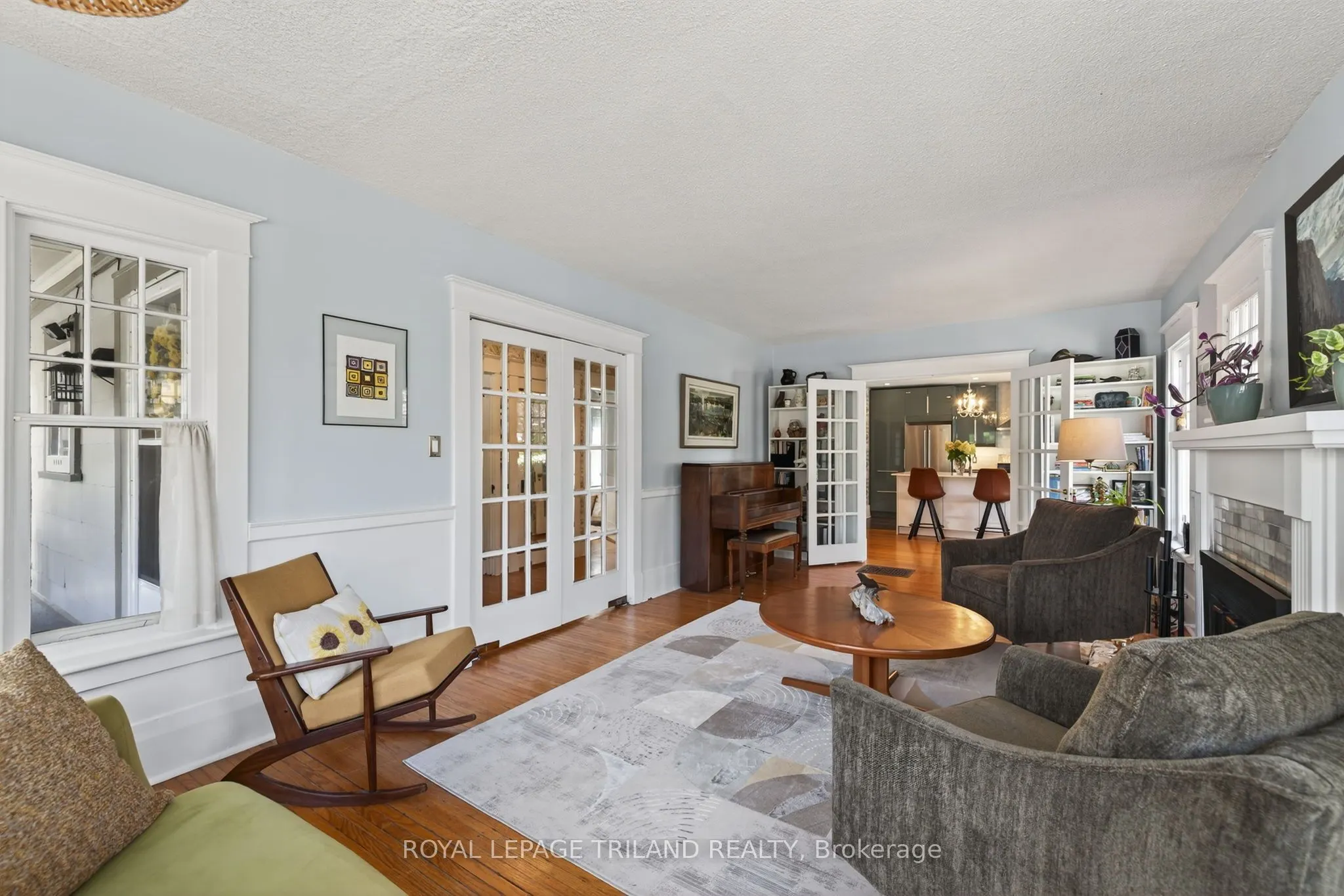 263 Ridout Street S