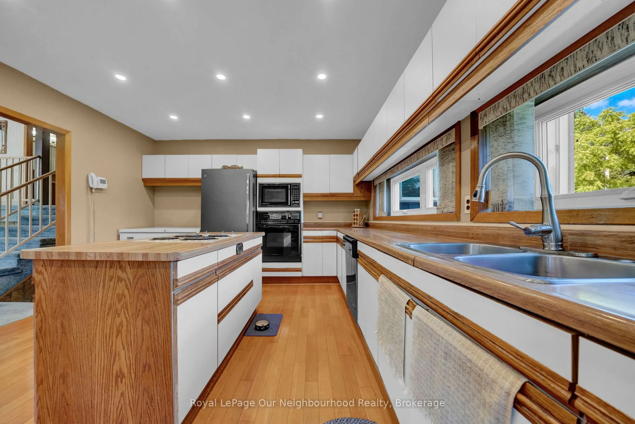 9 Columbus Street S