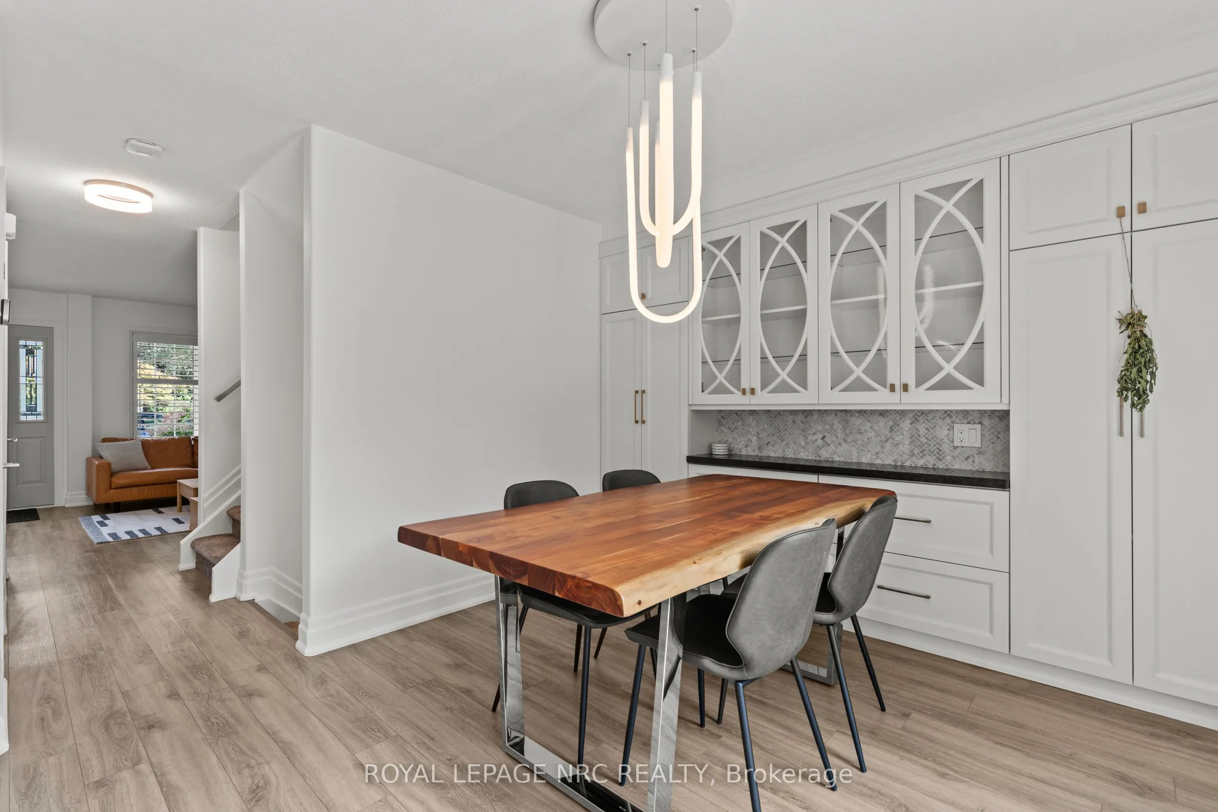 33 BROADWAY Avenue