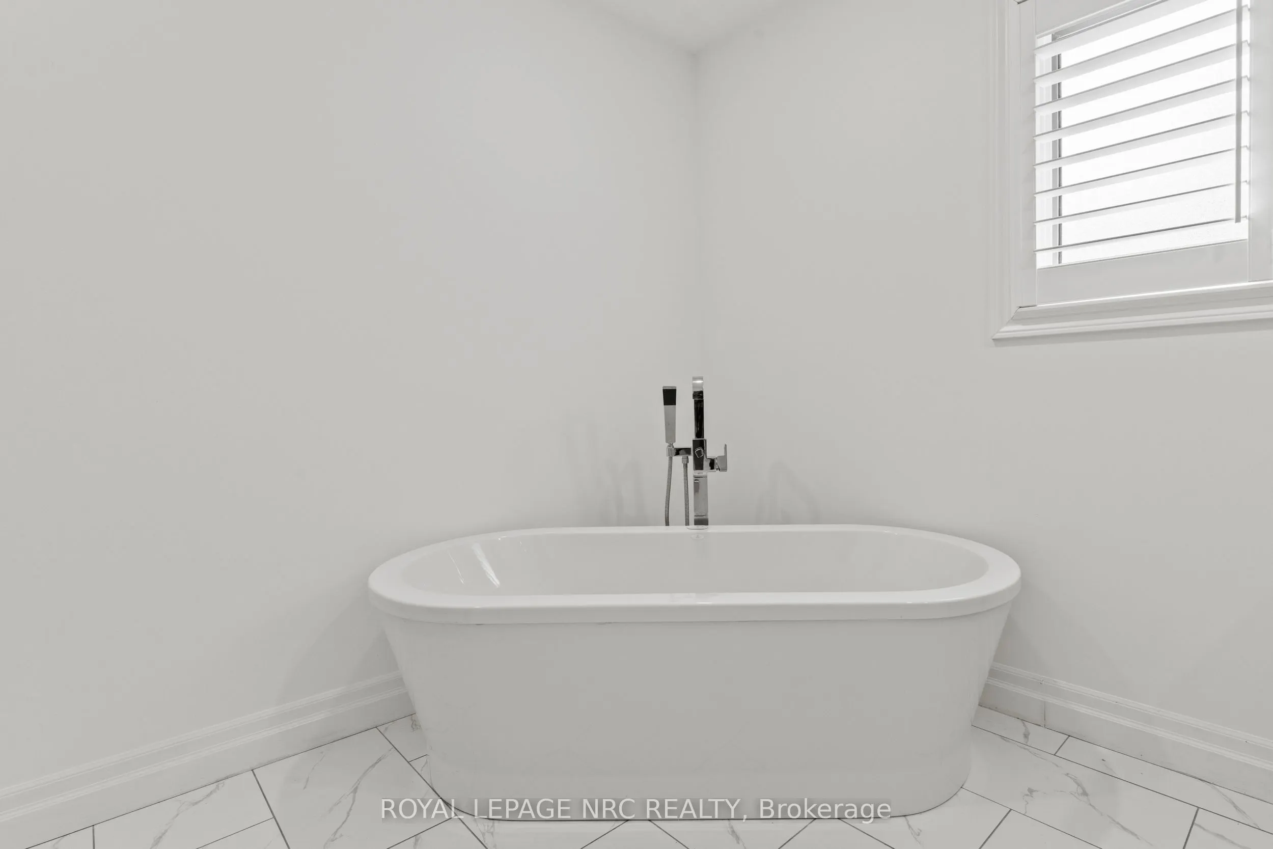33 BROADWAY Avenue