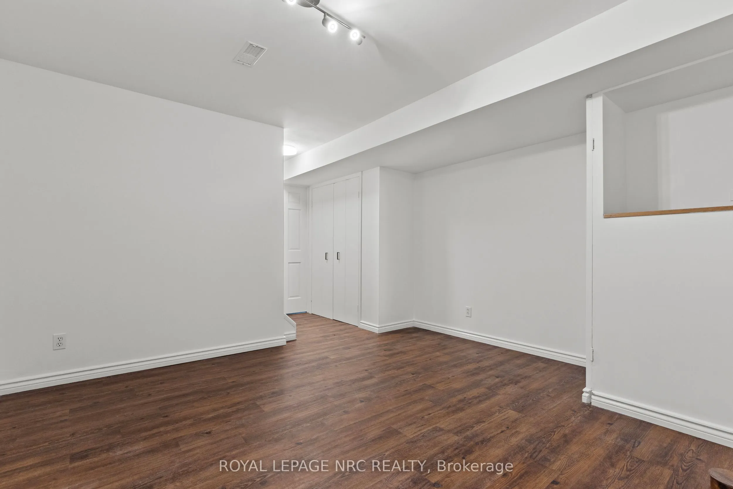 33 BROADWAY Avenue