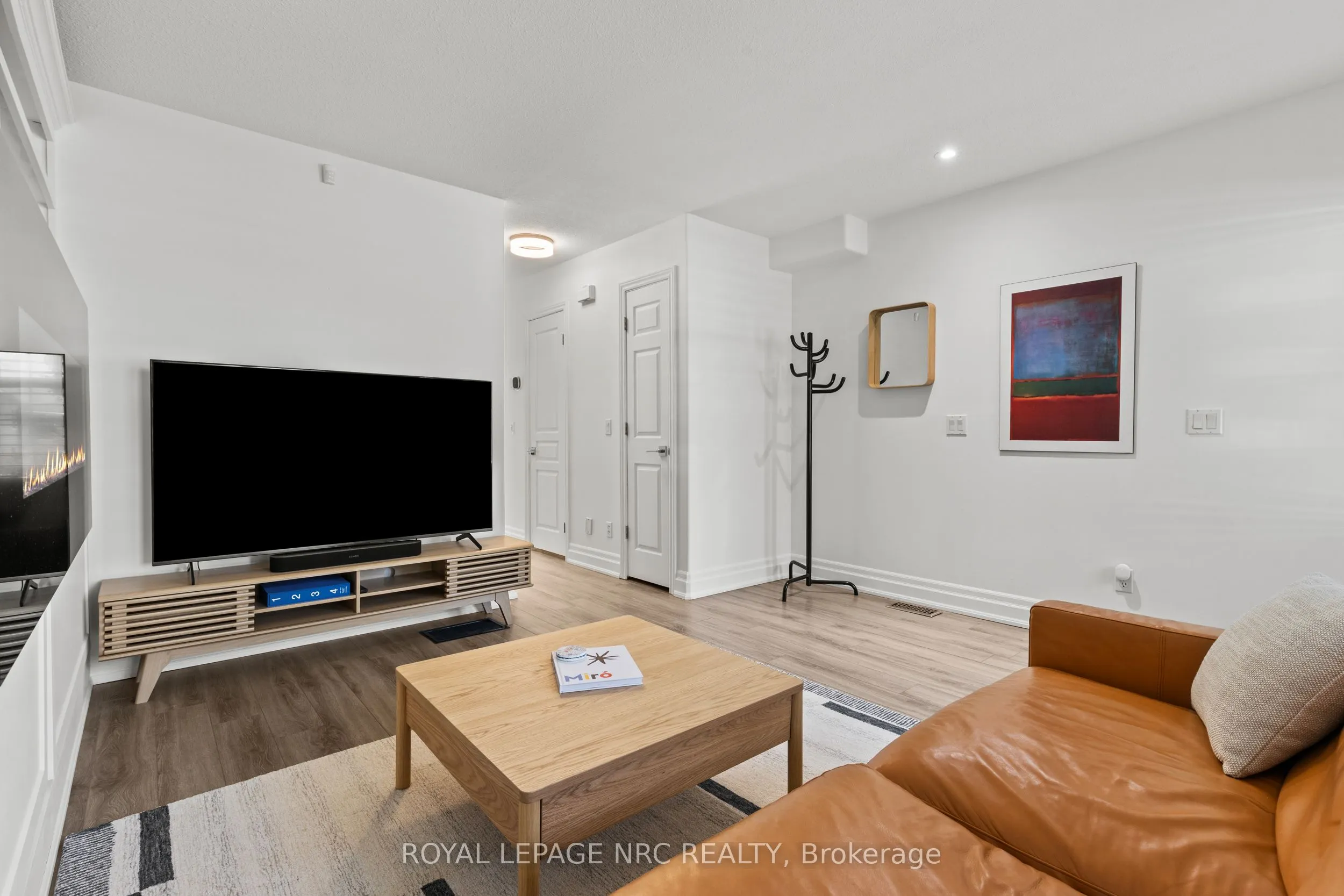 33 BROADWAY Avenue