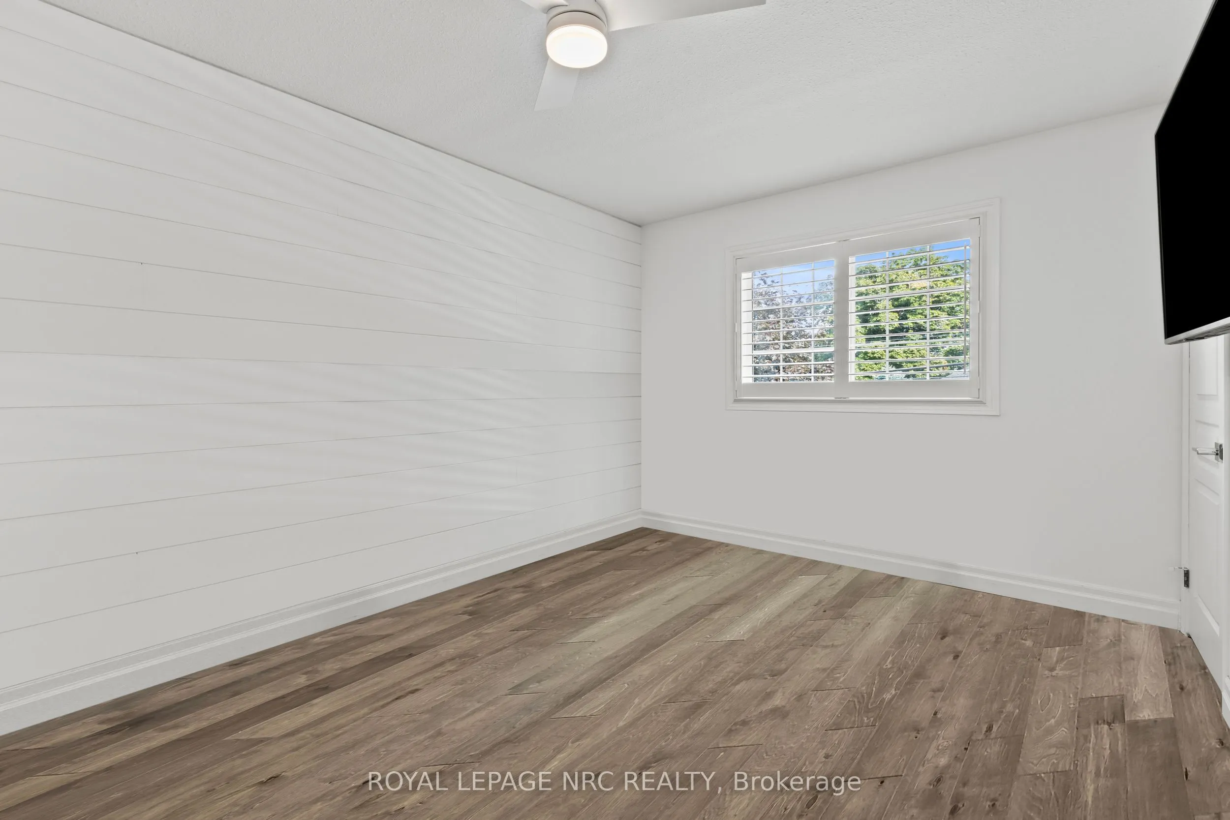 33 BROADWAY Avenue