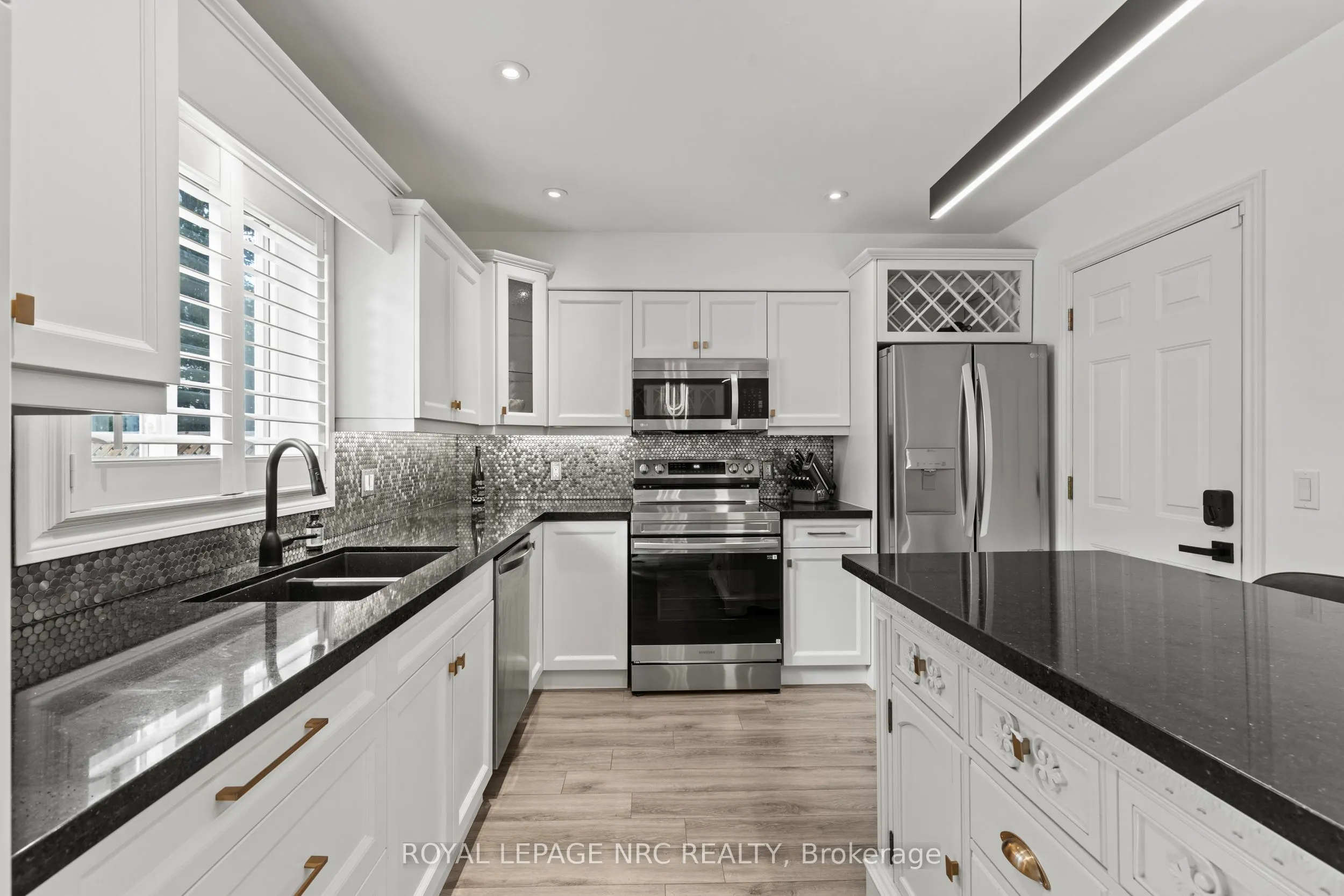 33 BROADWAY Avenue