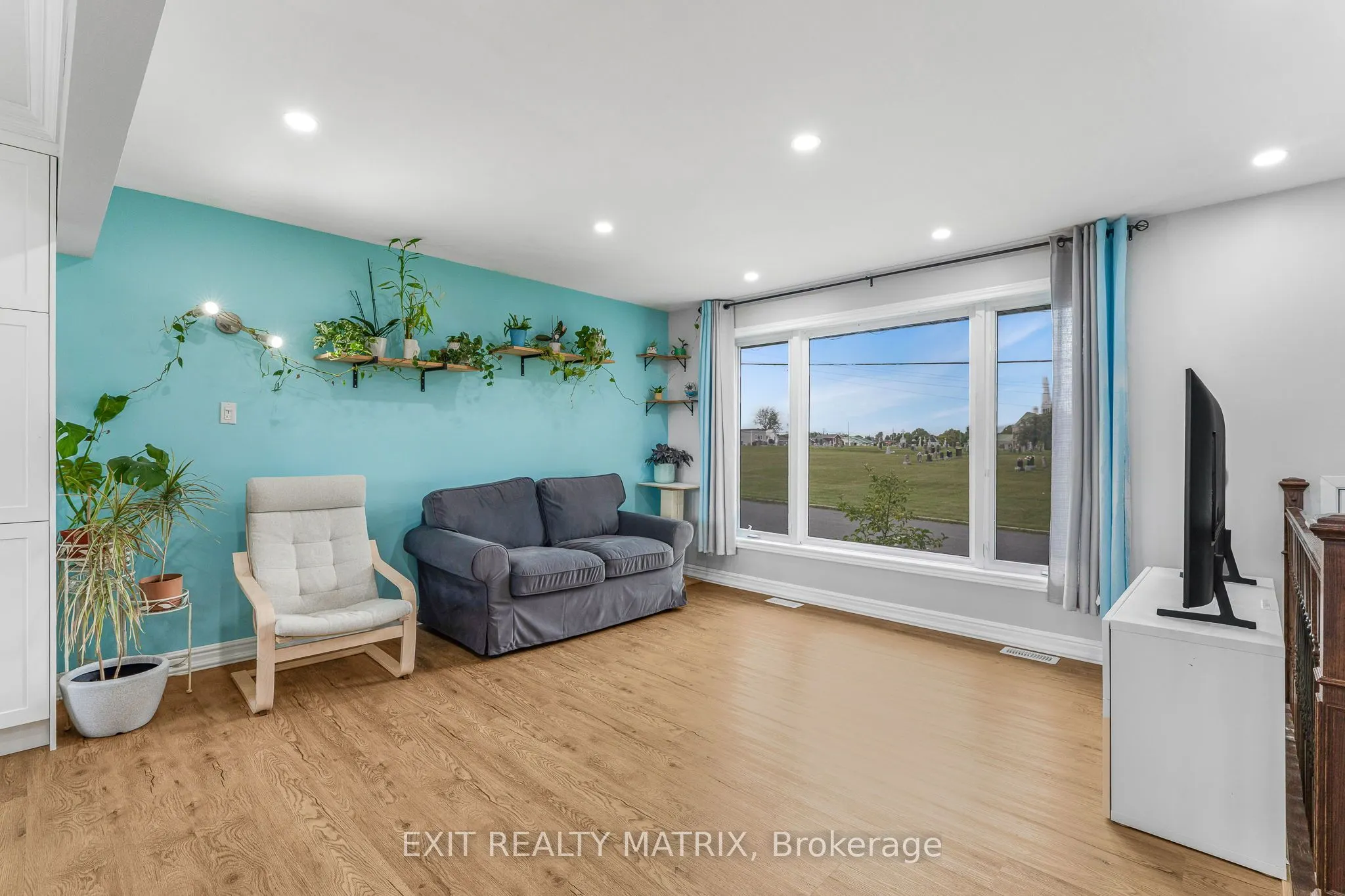 94 Peel Street E