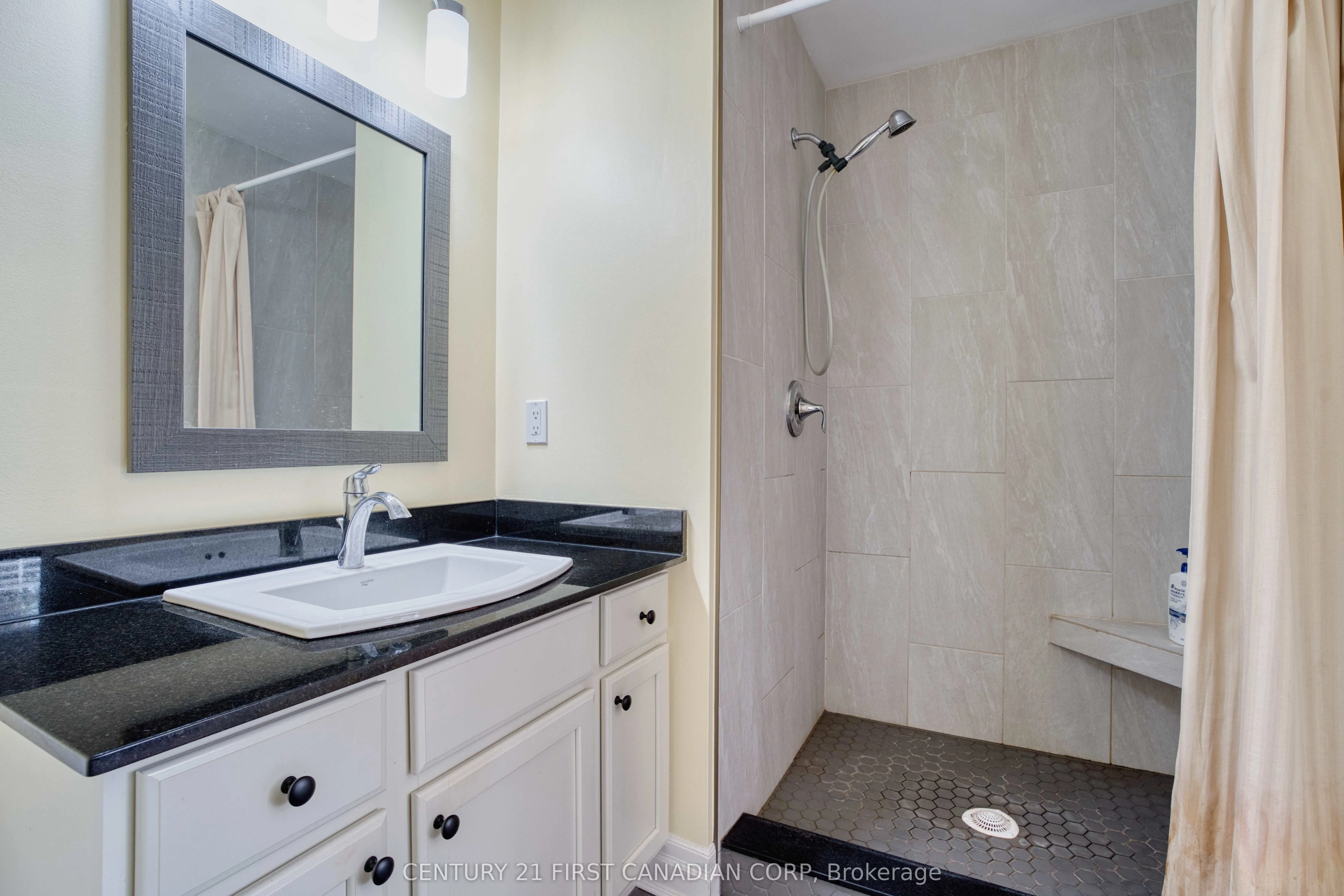 1850 Beaverbrook Avenue, #8