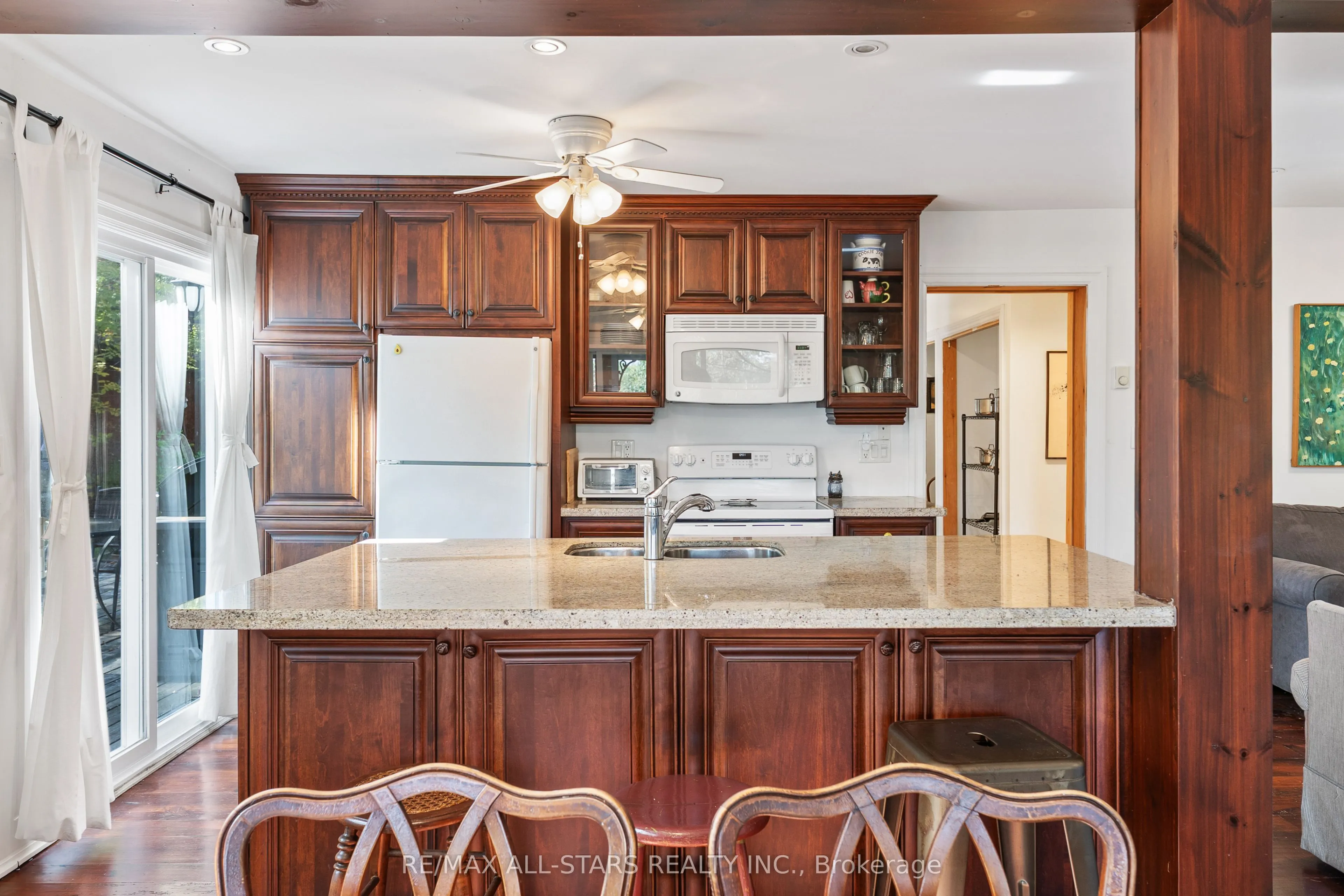 1142 English Circle