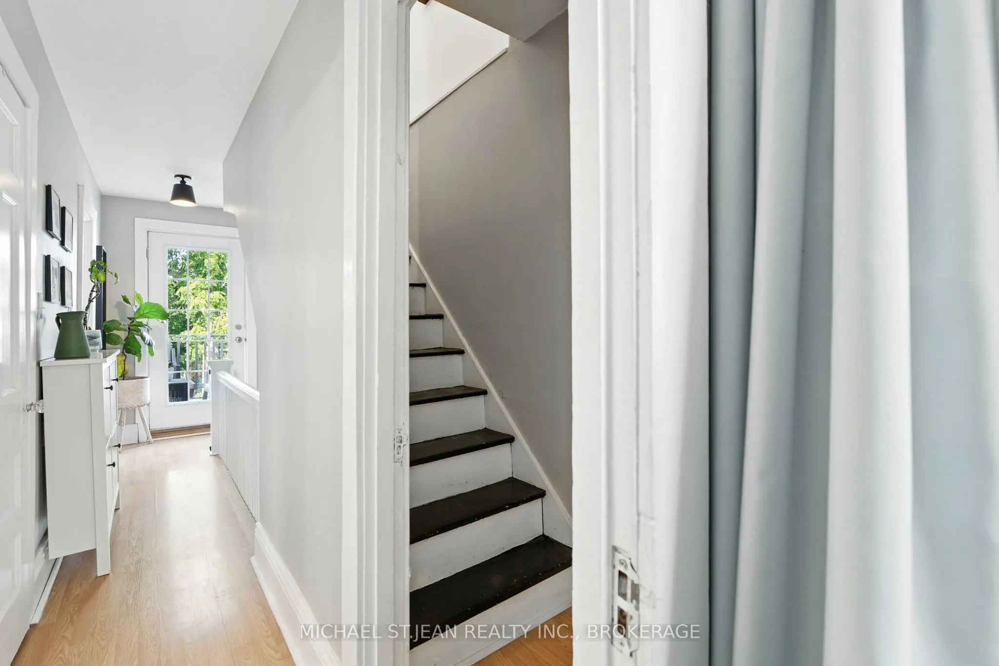 119 Rosslyn Avenue N