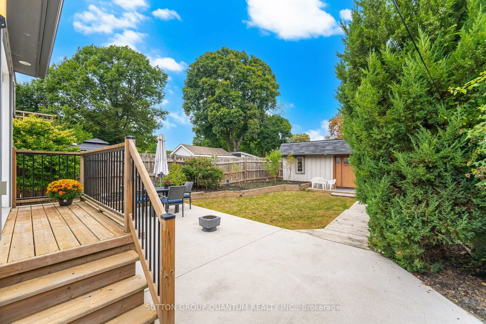 43 Woodbine Crescent E
