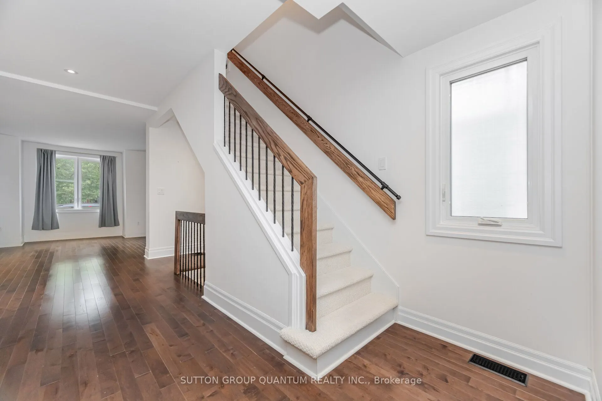 43 Woodbine Crescent E