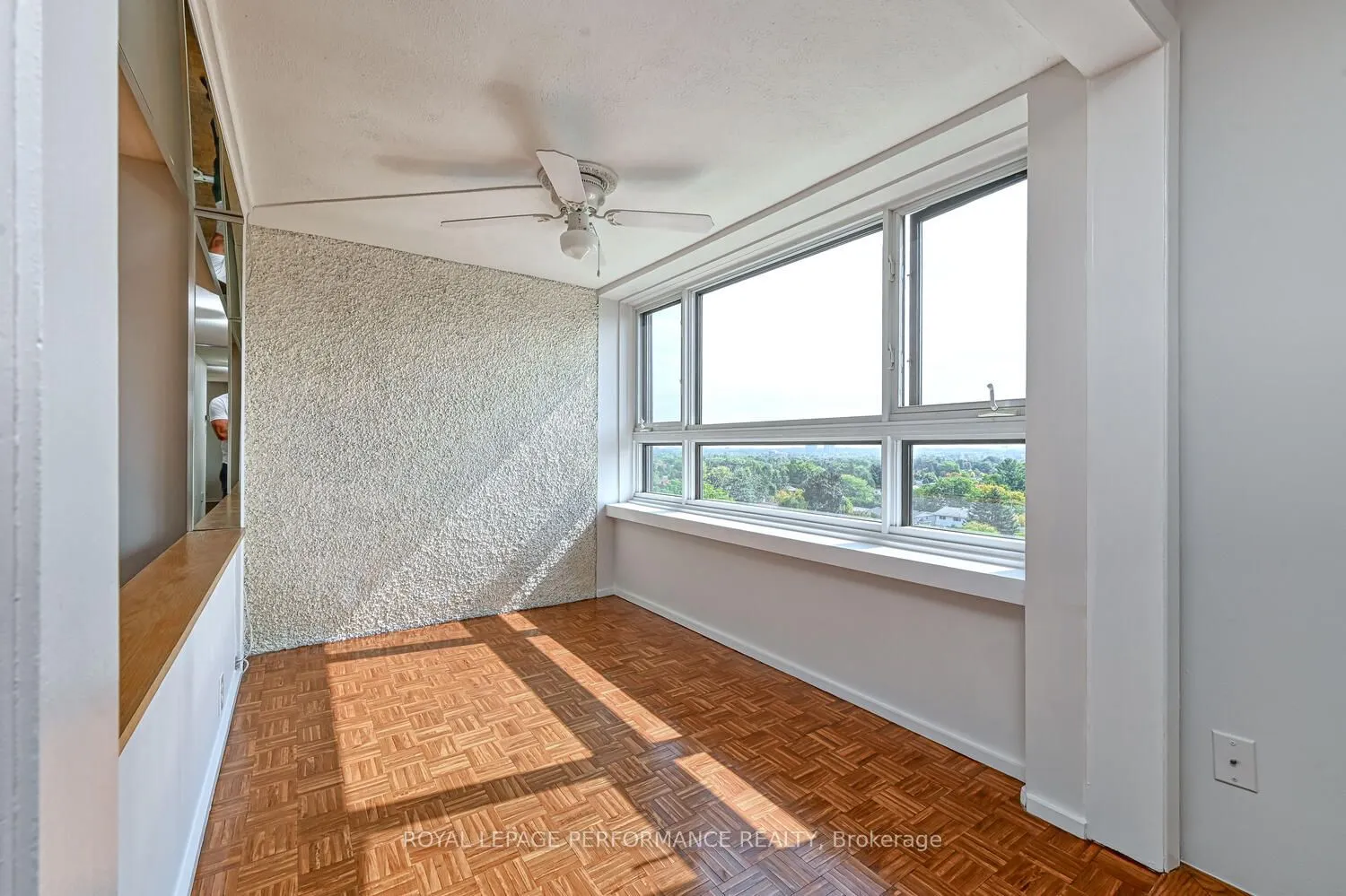 1356 Meadowlands Drive E, #607