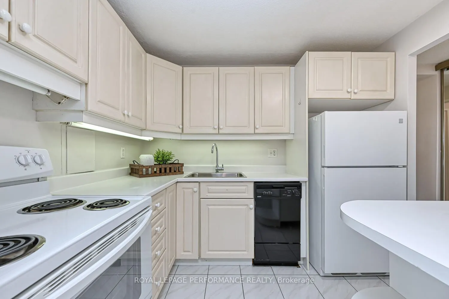 1356 Meadowlands Drive E, #607
