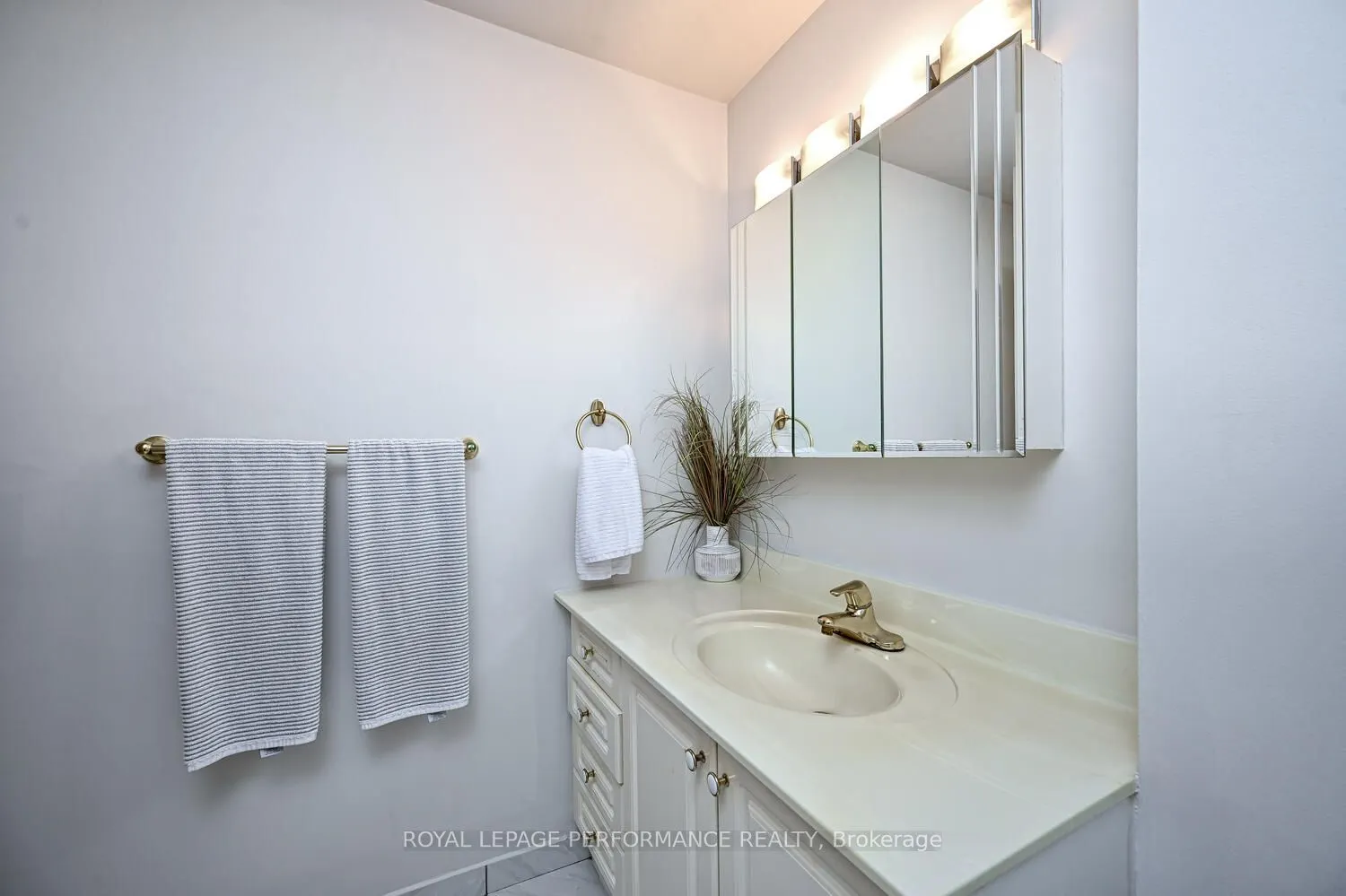 1356 Meadowlands Drive E, #607