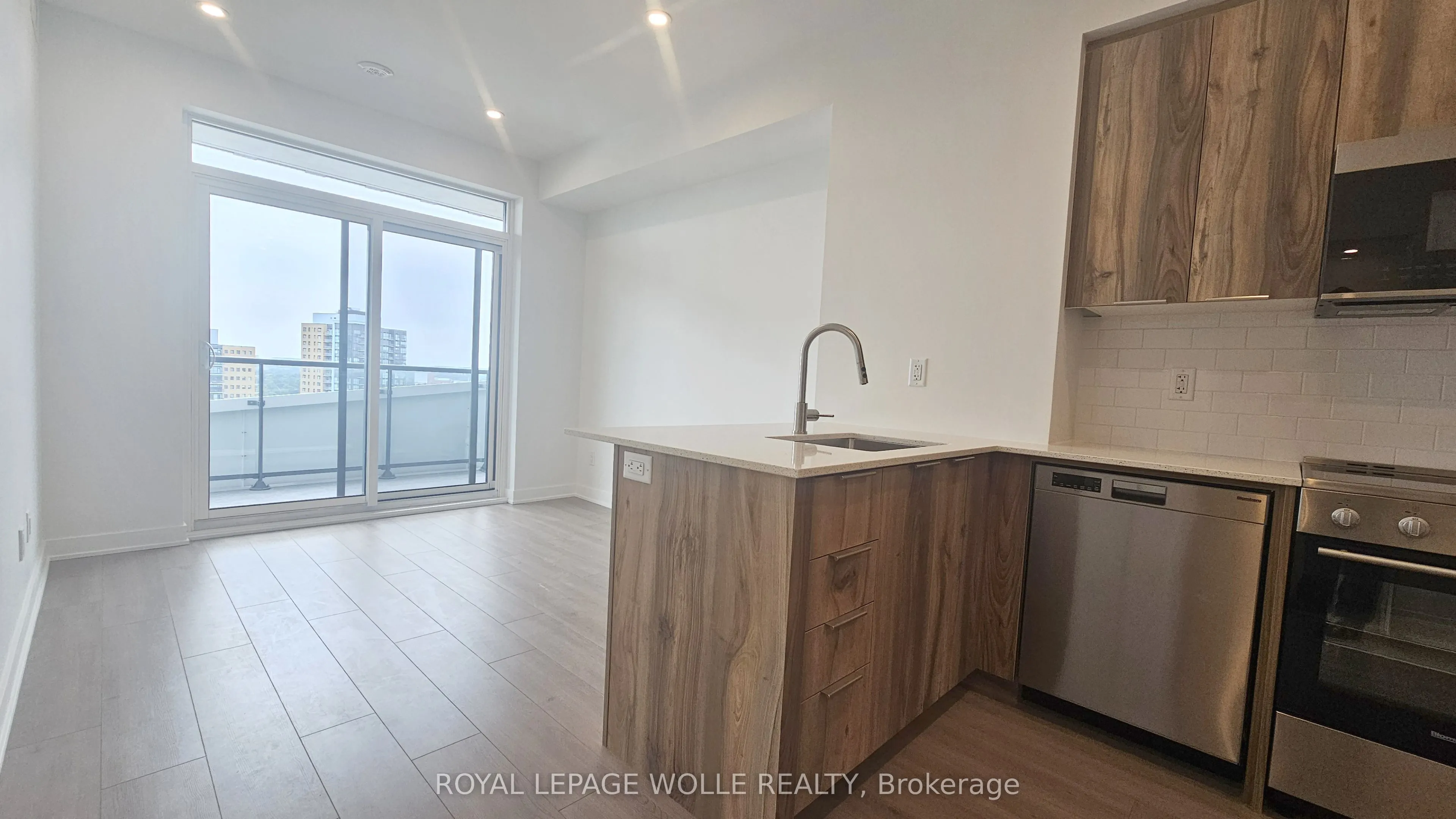 25 Wellington Street S, #2001