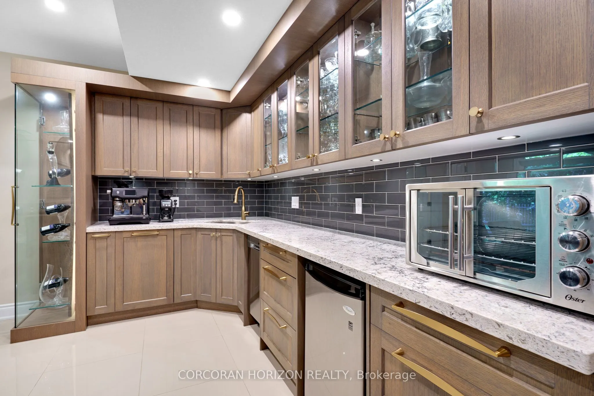 258 Edgewater Crescent, #8