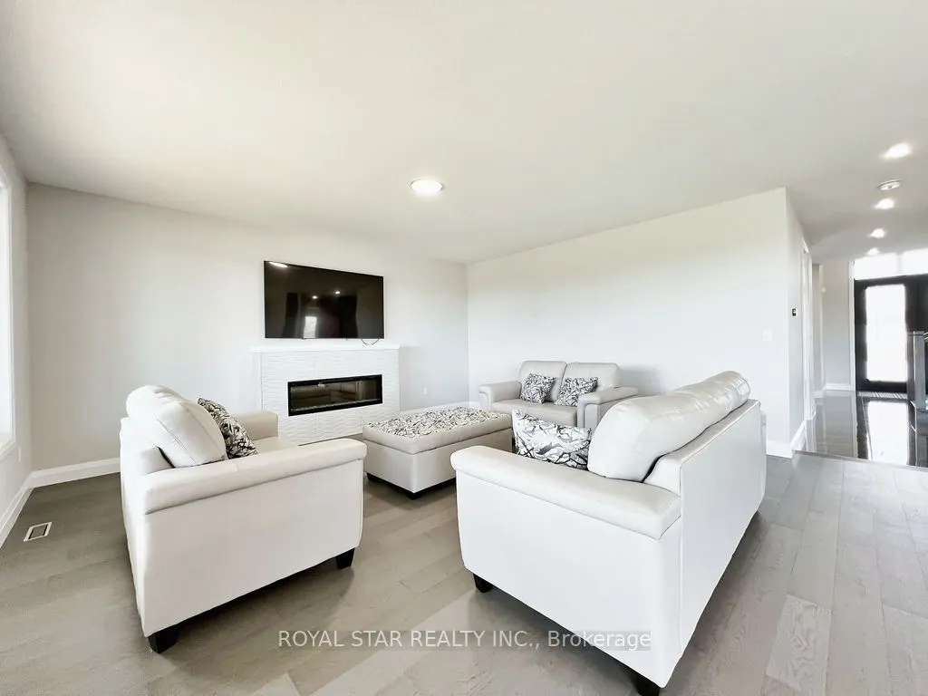 38 Charles Currie Crescent