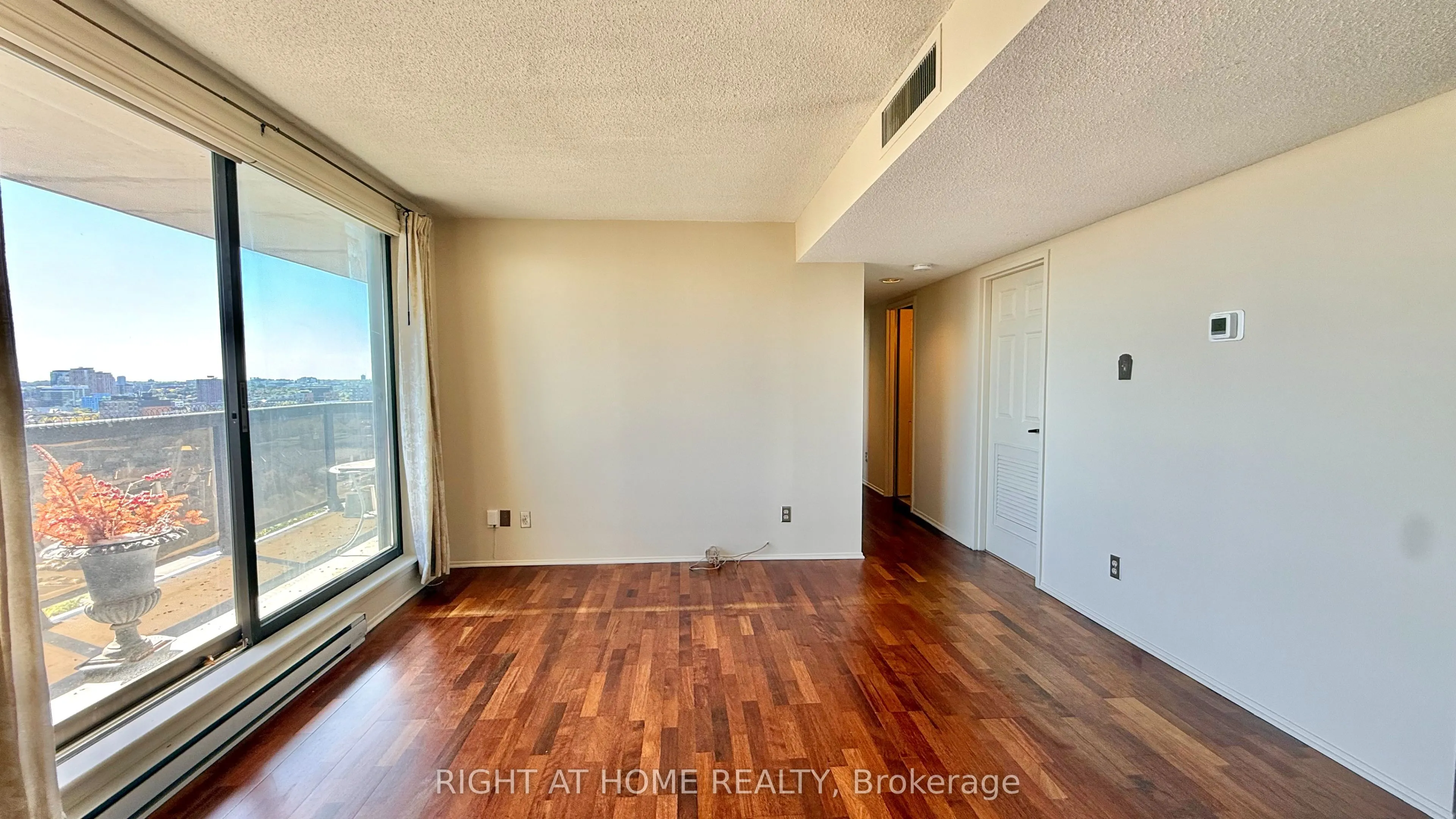 470 LAURIER Avenue W, #2005