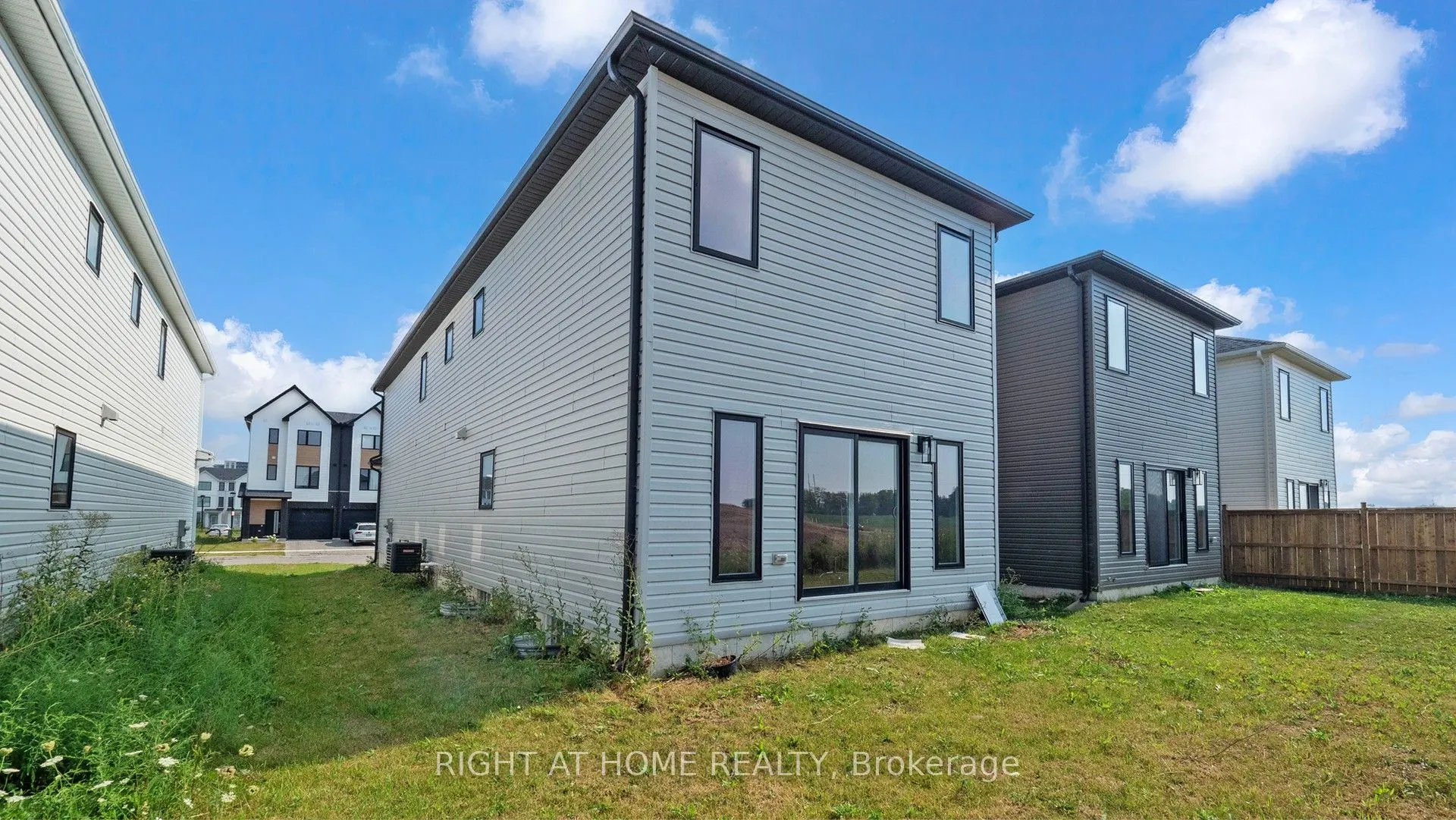 1608 Capri Crescent