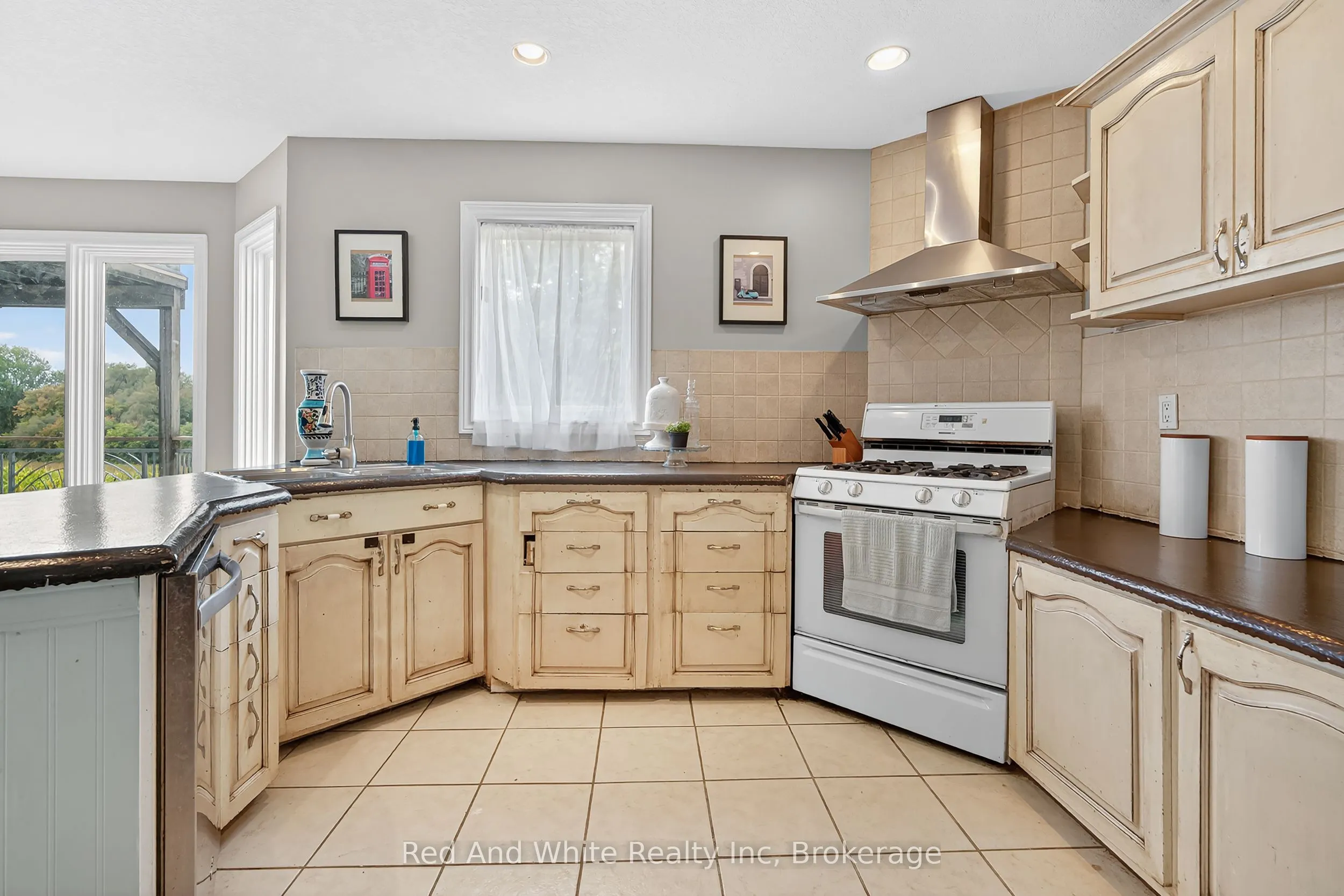 7146 Noah Road, R.R. # 1 Road