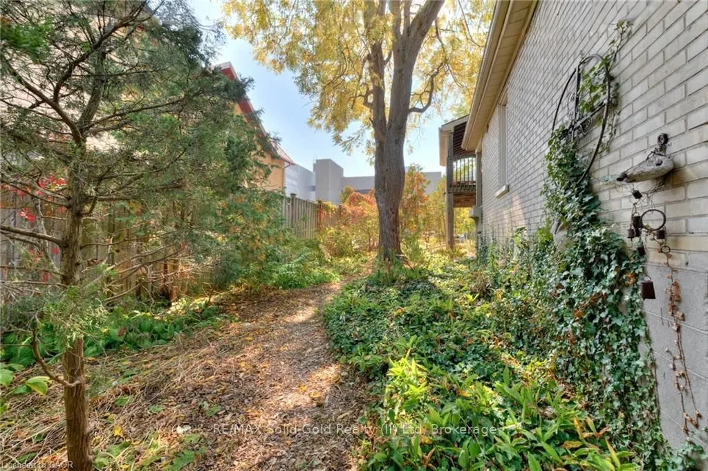 44 Ellen Street E