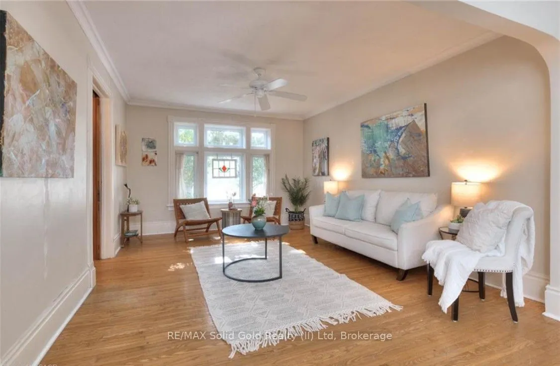 44 Ellen Street E