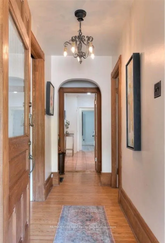 44 Ellen Street E