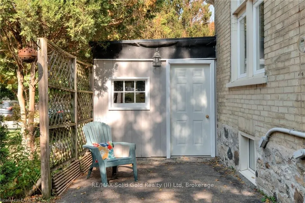 44 Ellen Street E