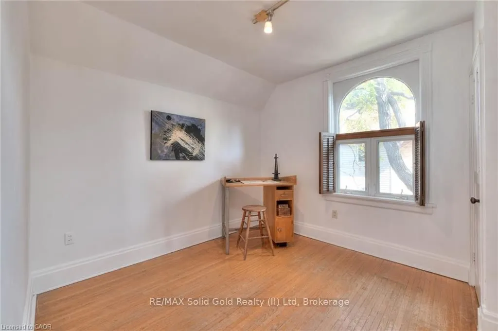 44 Ellen Street E