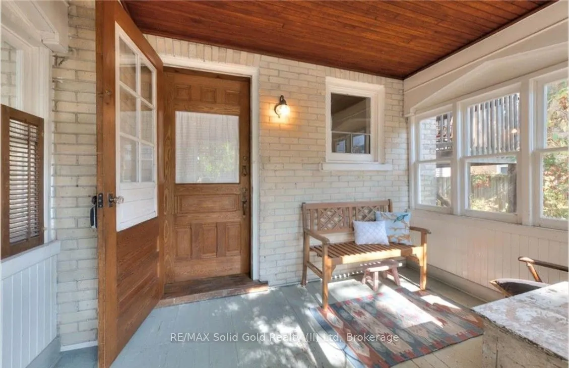 44 Ellen Street E