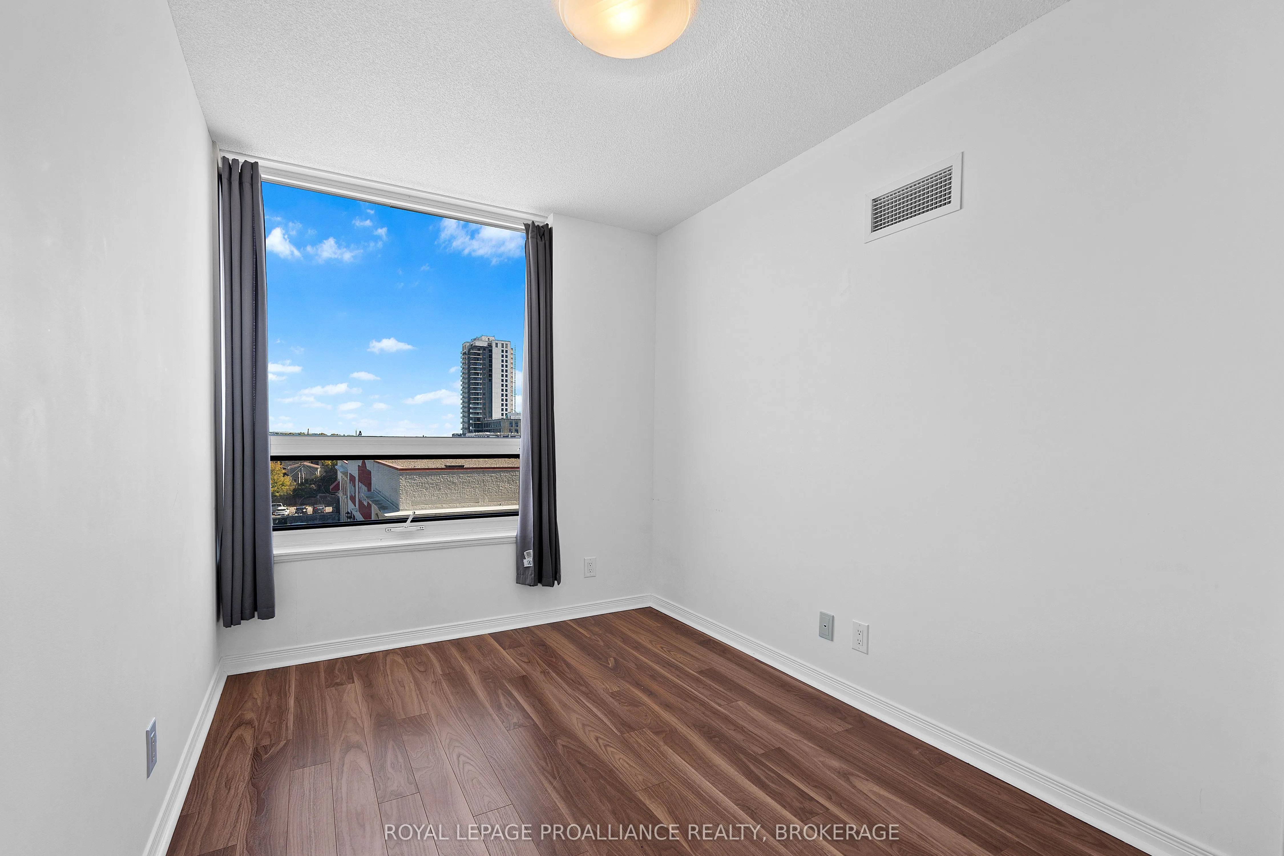 121 Queen Street, #406