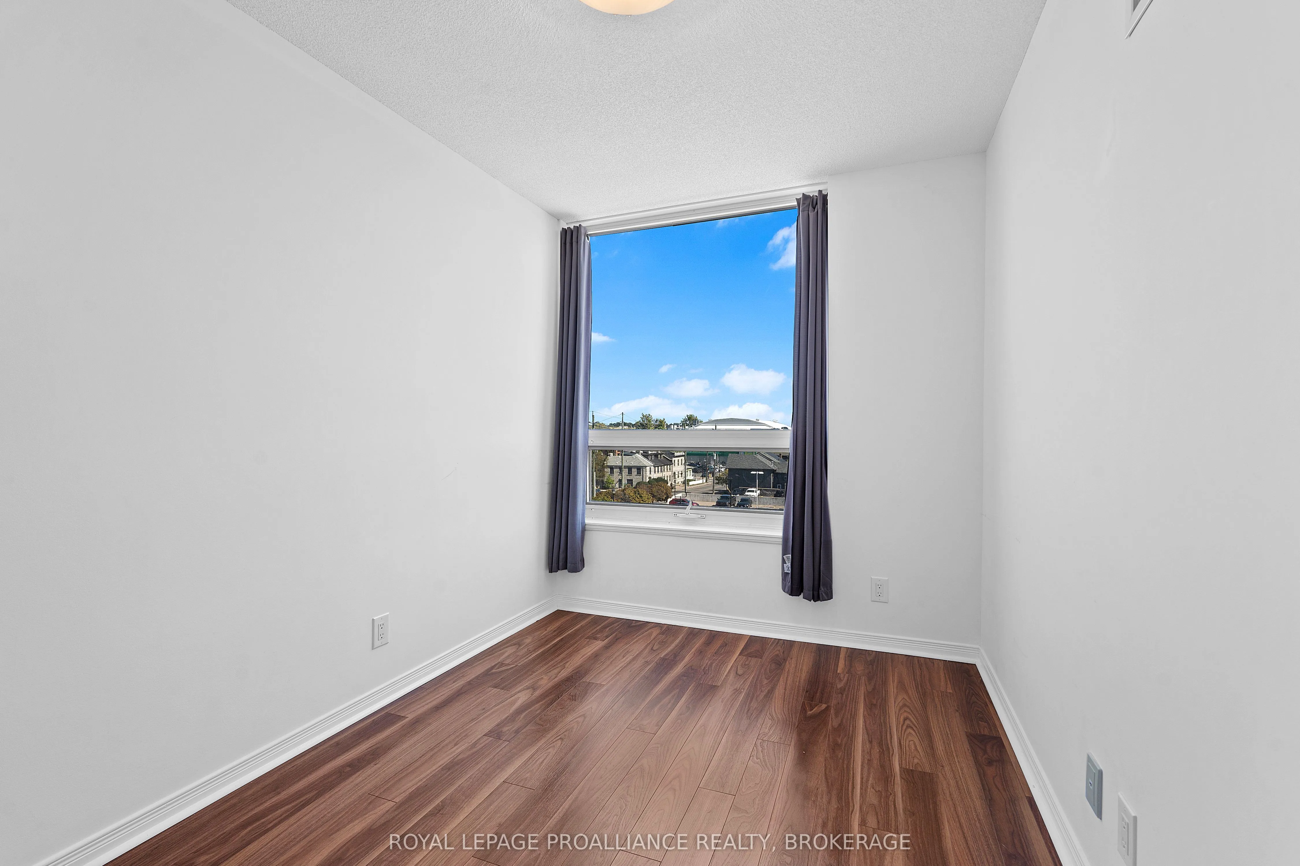 121 Queen Street, #406