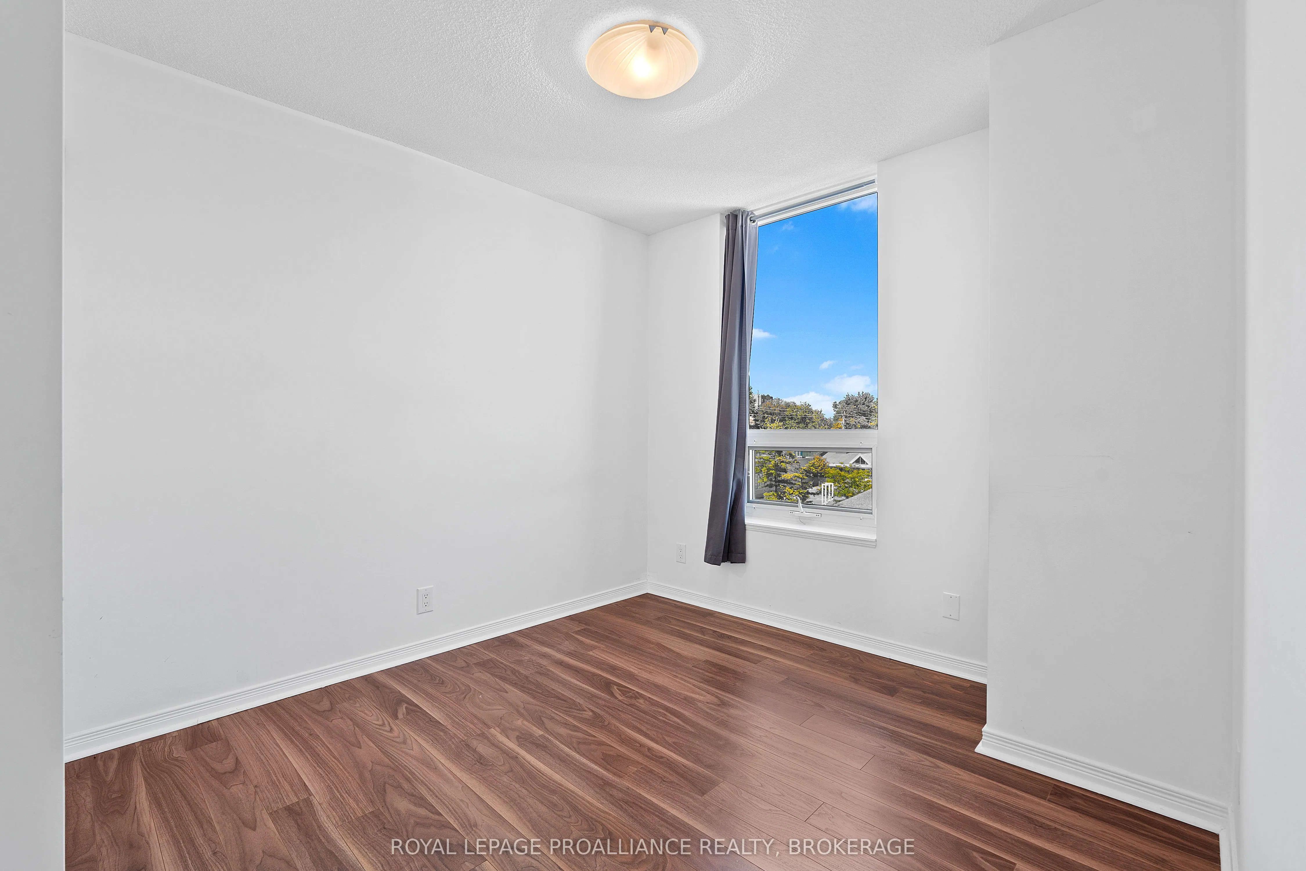 121 Queen Street, #406